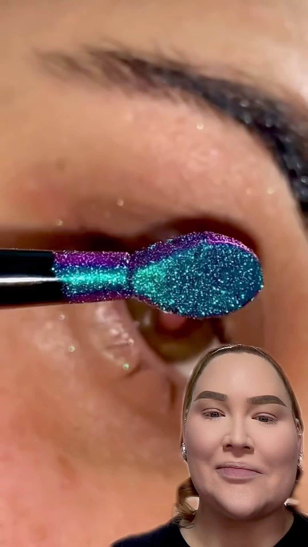 NikkieTutorialsのインスタグラム：「FINALLY trying this viral magical pigment! 🧐🤩」