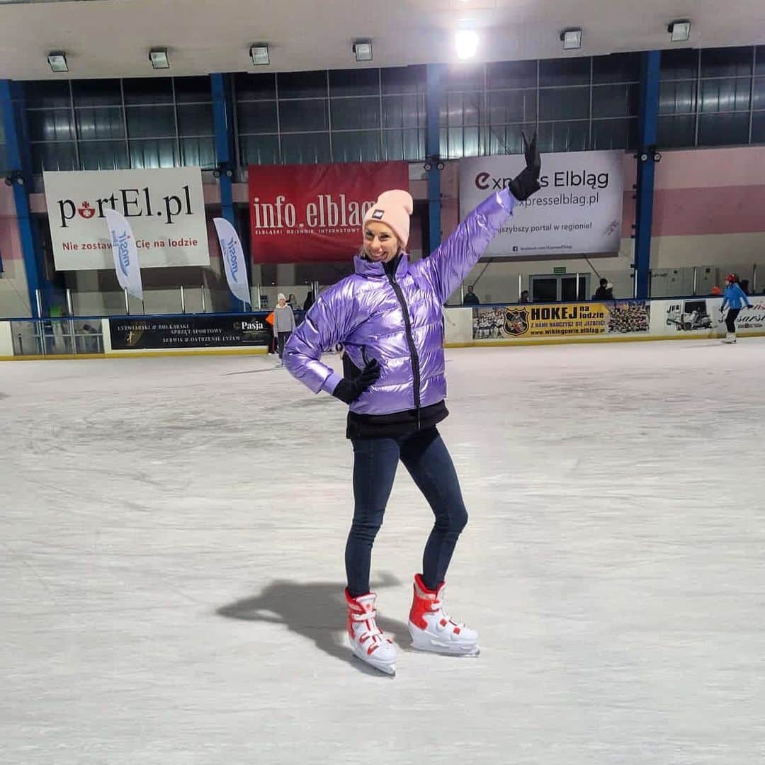 イガ・バウムガルトのインスタグラム：「Skoro w tym roku nie biegam na hali, to może rozpocznę jakieś zimowe sporty🤔  🥶❄️⛸  #winter #winteroutfit #skates #łyżwy」