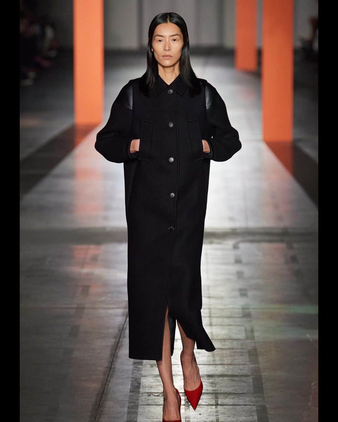 デレク ラムのインスタグラム：「So nice to see @liuwenlw on the runway, closing the fab Prada Fall 23 collection」