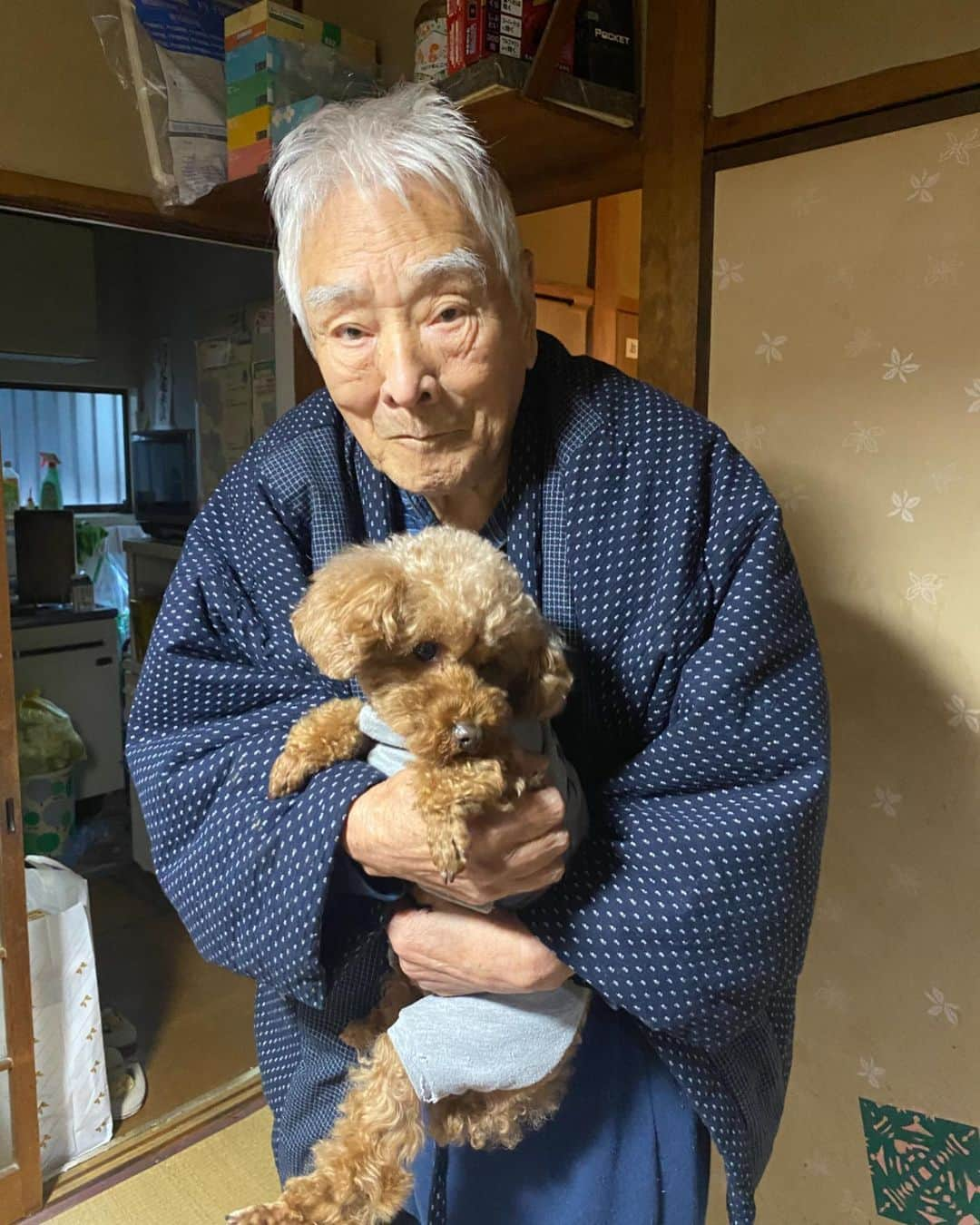 小山ひかるさんのインスタグラム写真 - (小山ひかるInstagram)「少し前ですが 大好きなおじいちゃんが 天国へ旅立ちました。  92歳という大往生で 大きな病気もなく、 大好きなおばあちゃんの近くで 眠るように亡くなったおじいちゃん。  本当に幸せだったと思う。  年始にも会えたし お誕生日も無事迎えて おめでとうも言えた。  11月頃一時期もう危ないかもしれないと 母親から連絡があり 急遽会いに帰ったんやけど 奇跡的に私の顔をみたら 復活してくれて、起き上がって お話しもできたしご飯も食べてくれた。  また年末年始帰ってくるから 絶対に元気でいてね。て 約束をして帰った。 おじいちゃんはちゃんと約束を守ってくれた。 ありがとう。  いつ会っても若々しくて ゴルフが大好きで とっても社交的なおじいちゃん  デイサービスの方にも いつも冗談を言ったりして みんなから人気者だったらしい😊  小学生から仕事を始めた私は 東京にいる事も多くて 一緒に色んな所に行けたわけではないけど、 いつも帰ると ひか〜って言って手をにぎにぎして 大きくなったなぁて話してくれた優しいじぃじ  犬が大好きでいつもロンを 連れて帰るとずっと抱っこして 遊んでくれてた優しいじぃじ  最後までばぁばが大好きで 自分がしんどくて動けなくても いつもばぁばを気にかけてた優しいじぃじ  天国でもその持ち前の明るさと社交的さで たくさん友達を作ってね。  またいつか会える日まで 私は頑張るから 天国から見守っててね。  本当にお疲れ様でした。 そしてありがとう。  大好きだよじぃじ🤍」2月23日 18時35分 - hikaru_kym