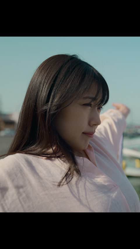 のインスタグラム：「映画『#ちひろさん (Call Me Chihiro)』本日2月23日、Netflixにて独占配信＆全国劇場にて公開🍱  主演 有村架純、原作 安田弘之、監督 今泉力哉。  彼女に会えば、世界が変わるー。 海辺の小さなお弁当屋さんで働く元・風俗嬢のちひろさん。 誰もがどこか生きづらさを抱えるこの時代に、心のままに生きることの大切さを彼女がきっと教えてくれる。  #ちひろさん #CallMeChihiro #有村架純 #KasumiArimura #安田弘之 #今泉力哉#くるり #ネトフリ #ネットフリックス #netflix」