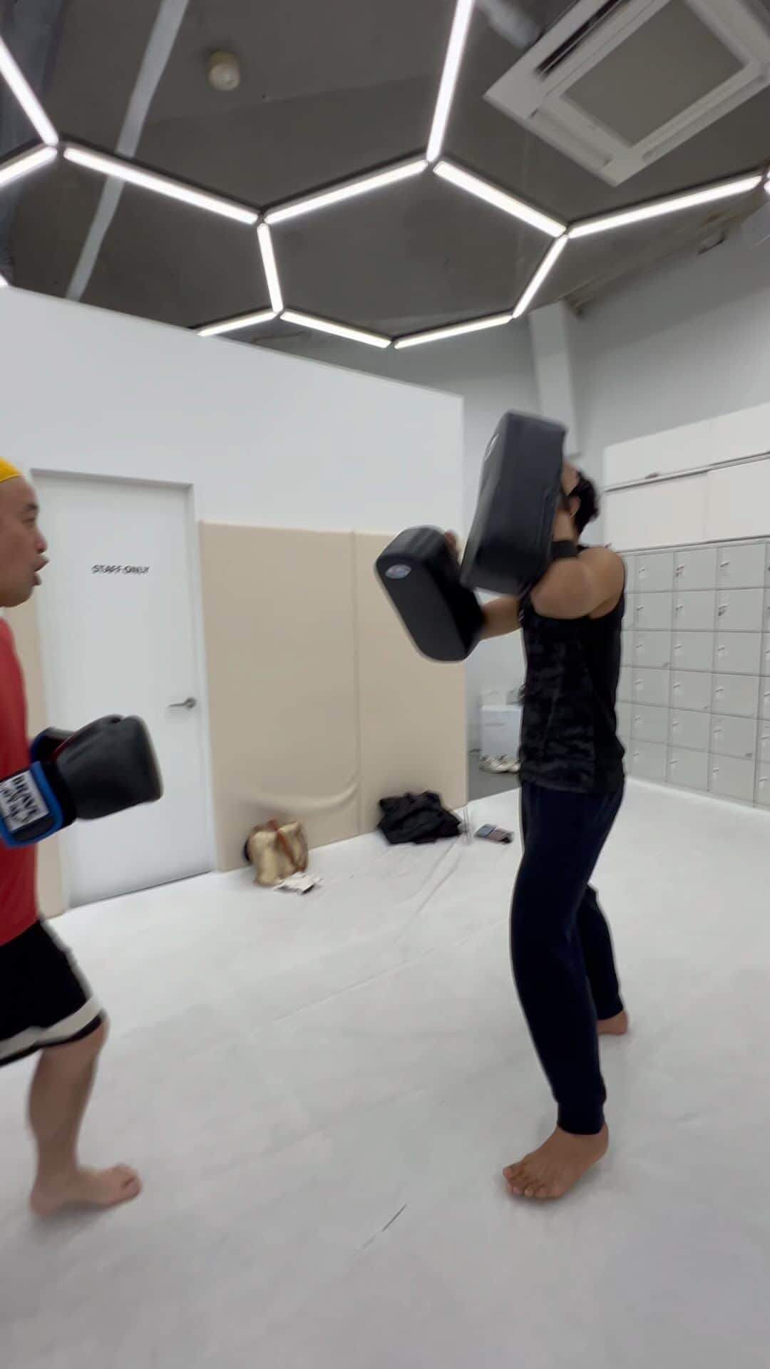 岸本加世子のインスタグラム：「かよちゃんトレーニング。 やついのデタラメなタイ語編。🤣 #bravegym #ガオ先生#やついいちろう」
