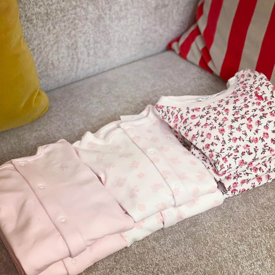 のインスタグラム：「Shopping for my girls🎠 バギーやベビーベッド 肌着やおくるみ、Babybathなど 少しずつ準備をし始めました🥰 息子の時と色々とgoodsも進化していたり そもそも双子でどうすればいいか 分からないものもあったりと… 色々と調べながら友人に聞きながら 揃えています🫶 女の子のお洋服 可愛い事はわかっていたけれど… あ〜可愛い🥹🥹🥹 Babyの時は特に淡いお色を着せたくて 優しいお色味のお洋服を選んでいます💓 これから揃えていくものなど ３月は沢山Shareしていきますね🫶 #formygirls #twins #girls #Can'twaitnextApril」
