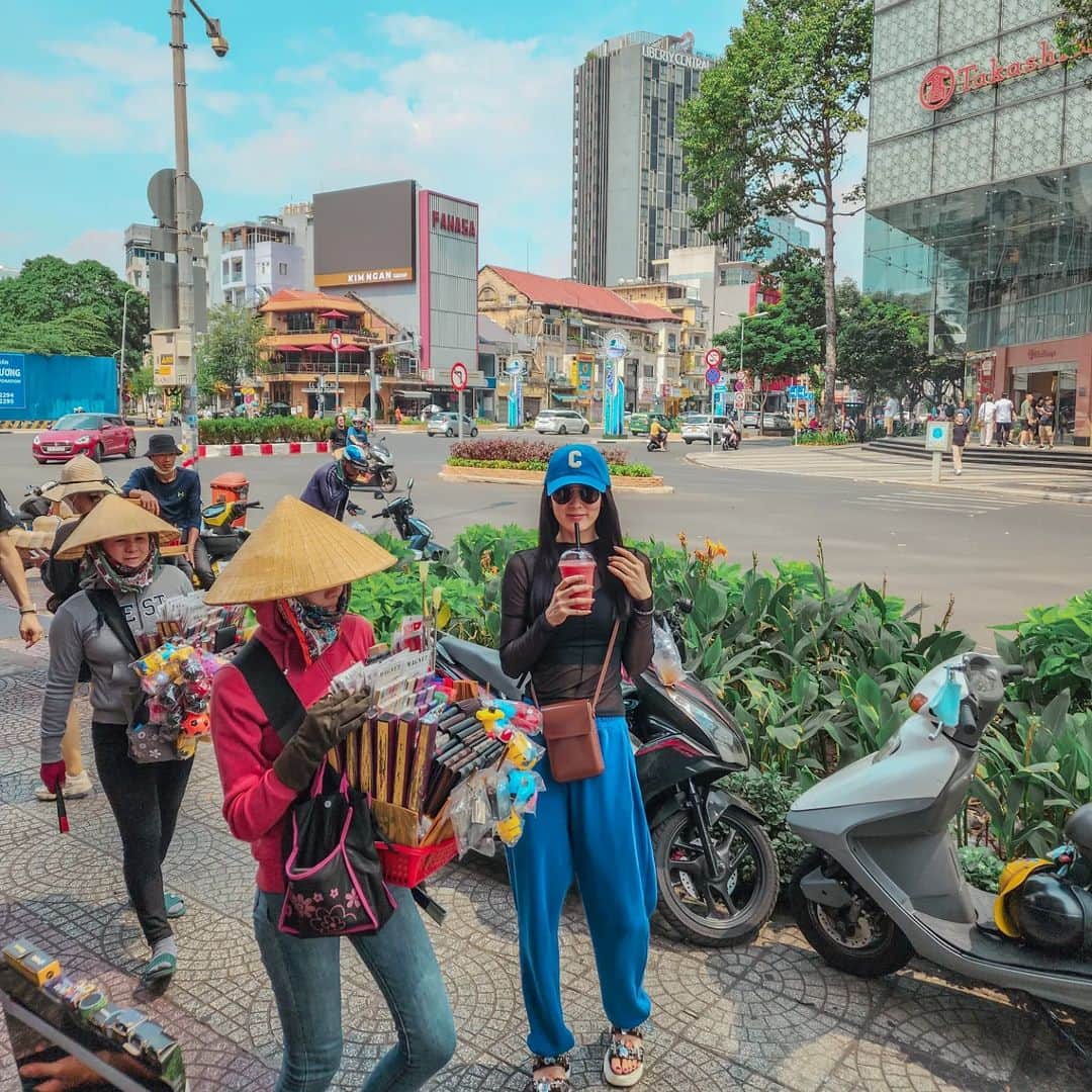 吉松育美さんのインスタグラム写真 - (吉松育美Instagram)「My local Vietnam experience #2. Watching local people!!! Lol   It's so fun just watching Ho Chi Minh City and people😄 Many people still wearing traditional Vietnamese hat.👒 I think this is beautiful💕 and now I know that hat is the perfect secret to avoiding the sun and heat.🌞   Next time I'm looking forward to trying the  traditional dress áo dài.🥰   ベトナムではまだまだ多くの人がこーして伝統的な帽子を被っていて素敵でした🥰  毎日大好きなスイカジュースをのんでましたがあるお店のジュースは次の日になっても氷が溶けてない摩訶不思議現象がおきてました😅笑  アメリカで毎日作って飲んでたスイカジュース🍉いつか日本で売りたい🤣💗  次はアオザイなんて着れたらいいなぁー💞  #ベトナム #アオザイ #ホーチミン #Vietnam #hochiminh」2月23日 18時44分 - ikumiyoshimatsu