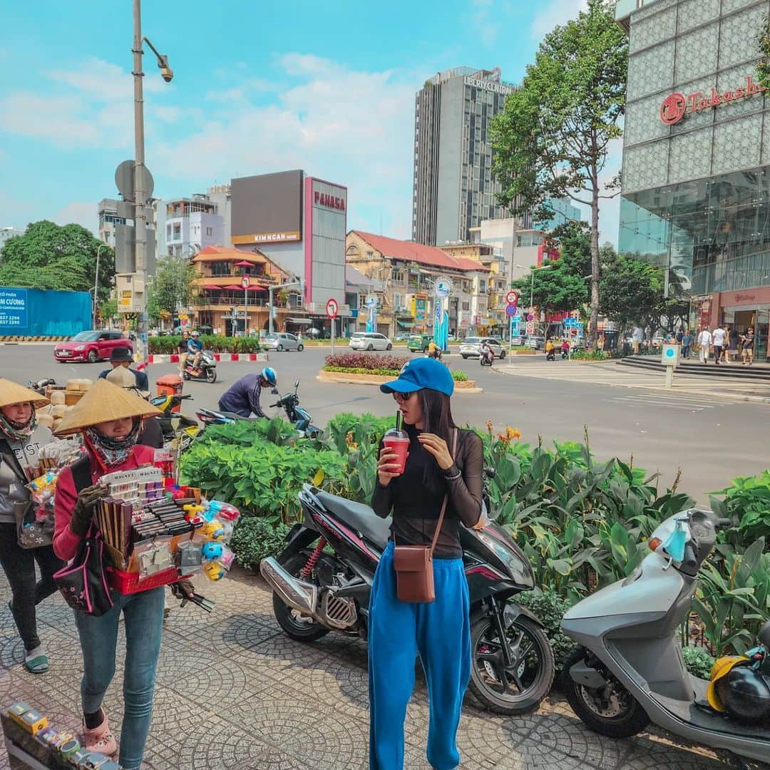 吉松育美さんのインスタグラム写真 - (吉松育美Instagram)「My local Vietnam experience #2. Watching local people!!! Lol   It's so fun just watching Ho Chi Minh City and people😄 Many people still wearing traditional Vietnamese hat.👒 I think this is beautiful💕 and now I know that hat is the perfect secret to avoiding the sun and heat.🌞   Next time I'm looking forward to trying the  traditional dress áo dài.🥰   ベトナムではまだまだ多くの人がこーして伝統的な帽子を被っていて素敵でした🥰  毎日大好きなスイカジュースをのんでましたがあるお店のジュースは次の日になっても氷が溶けてない摩訶不思議現象がおきてました😅笑  アメリカで毎日作って飲んでたスイカジュース🍉いつか日本で売りたい🤣💗  次はアオザイなんて着れたらいいなぁー💞  #ベトナム #アオザイ #ホーチミン #Vietnam #hochiminh」2月23日 18時44分 - ikumiyoshimatsu