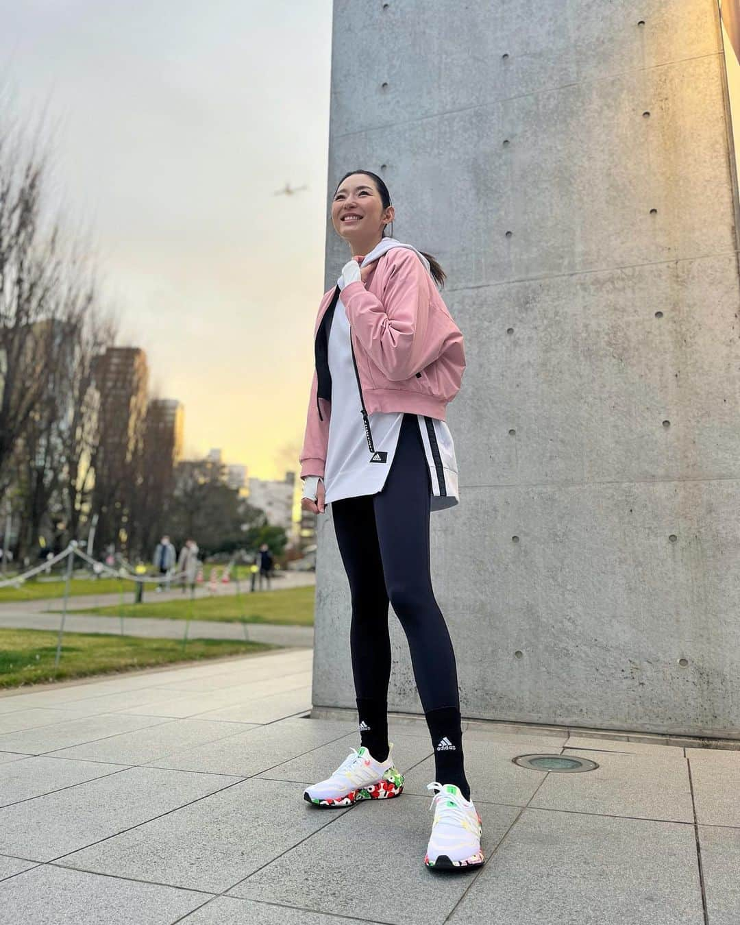 福田萌子のインスタグラム：「Running needs nothing, but me❗️ 久しぶりに自分の足で12kmの距離を歩みました😊途中歩きながら2時間半かけてのお散歩ラン🏃‍♀️🚶‍♀️ ずっと腹筋を使っていなかったから、腹圧が入らなくて、体幹を探りながらゆっくりのペースで🌿 撮ってもらった動画を見たら、今まで走っていた感覚とバランスだけで走っているから身体が少し重そうですが、自分ではバネを感じていました😊 #ultraboost 👟が着地面の衝撃を吸収しながら前に送り出してくれているおかげです🤲🏻  走るって、とっても楽しい✨ 自分らしく、自分のペースで///  #running #run #adidastokyo #ランニング #お散歩ラン」