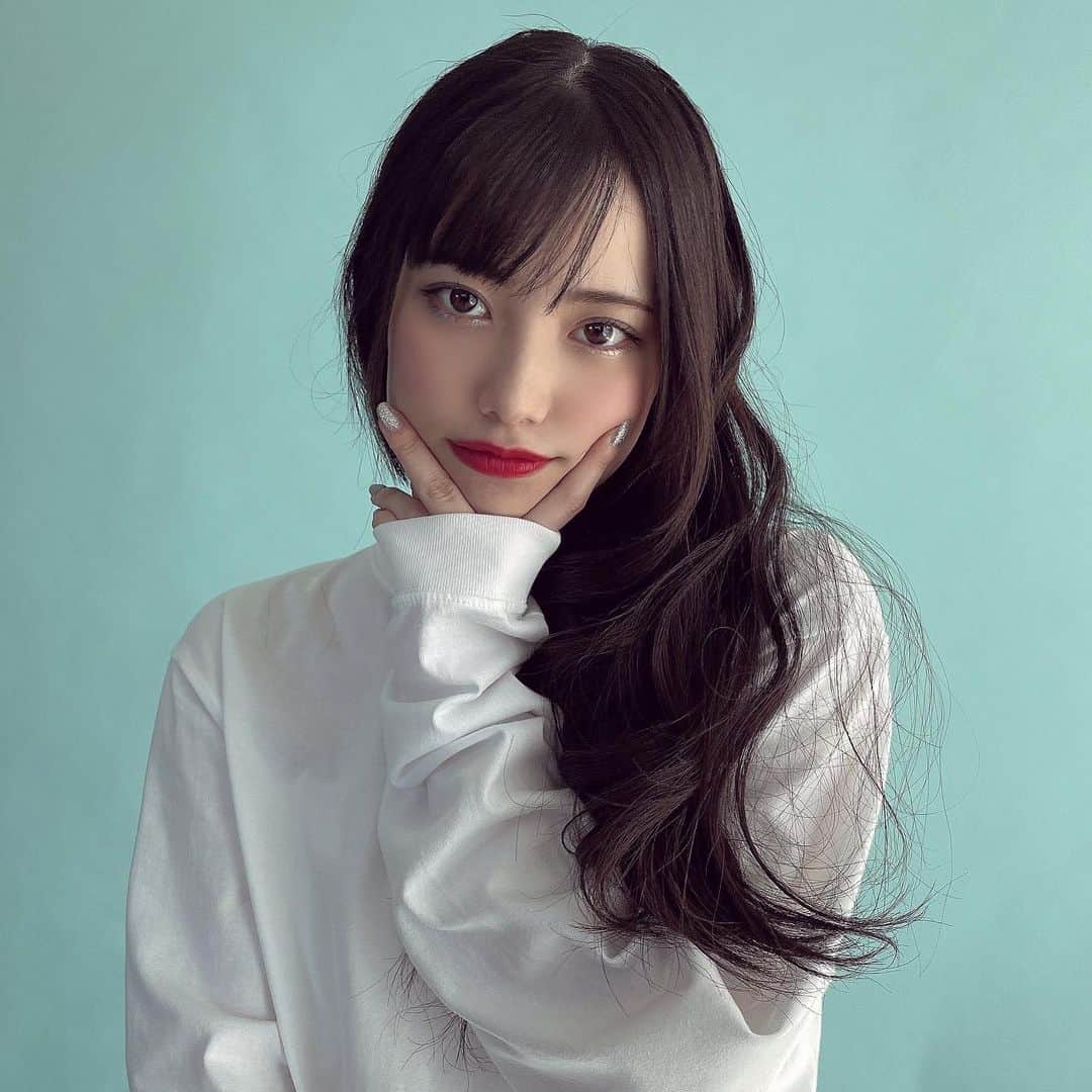 あかせあかりのインスタグラム：「アニメ「うる星やつら」と〈マンガート ビームス〉のコラボアイテムのモデルを担当させて頂きました~⚡️ どれも可愛いデザイン🥹  2/17(金)より発売しておりますので是非GETしてください💭✨  #あかせあかり  #mangartbeams  #BEAMS #マンガートビームス  #ビームス  #うる星やつら  #コラボ商品」