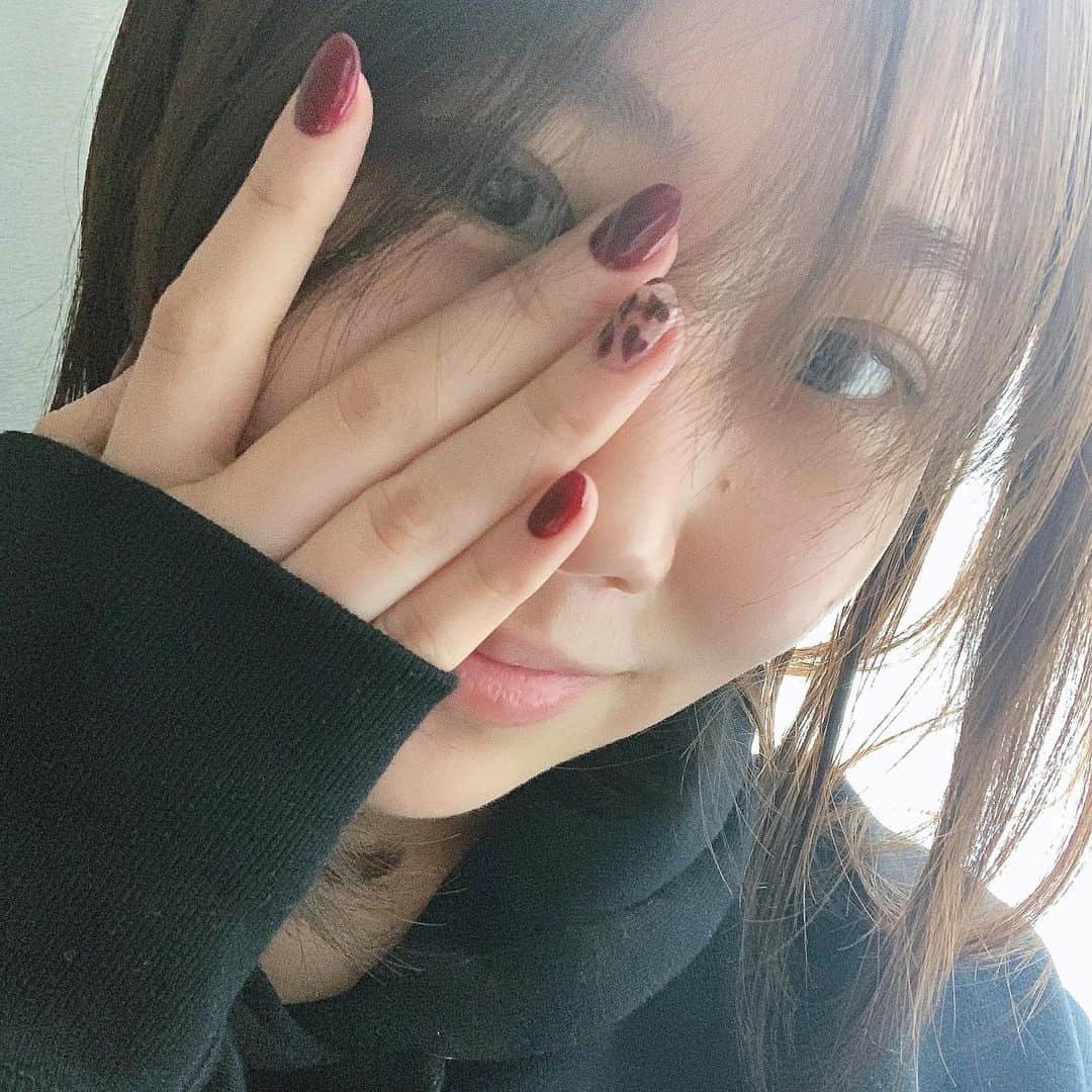中桐菜々子さんのインスタグラム写真 - (中桐菜々子Instagram)「.  ハートネイルかわちい♥️  爪見つめて幸せな気分になってる。  #ネイル #ボルドーネイル #ハートネイル #ハート #日常」2月23日 18時59分 - nanako_nakagiri
