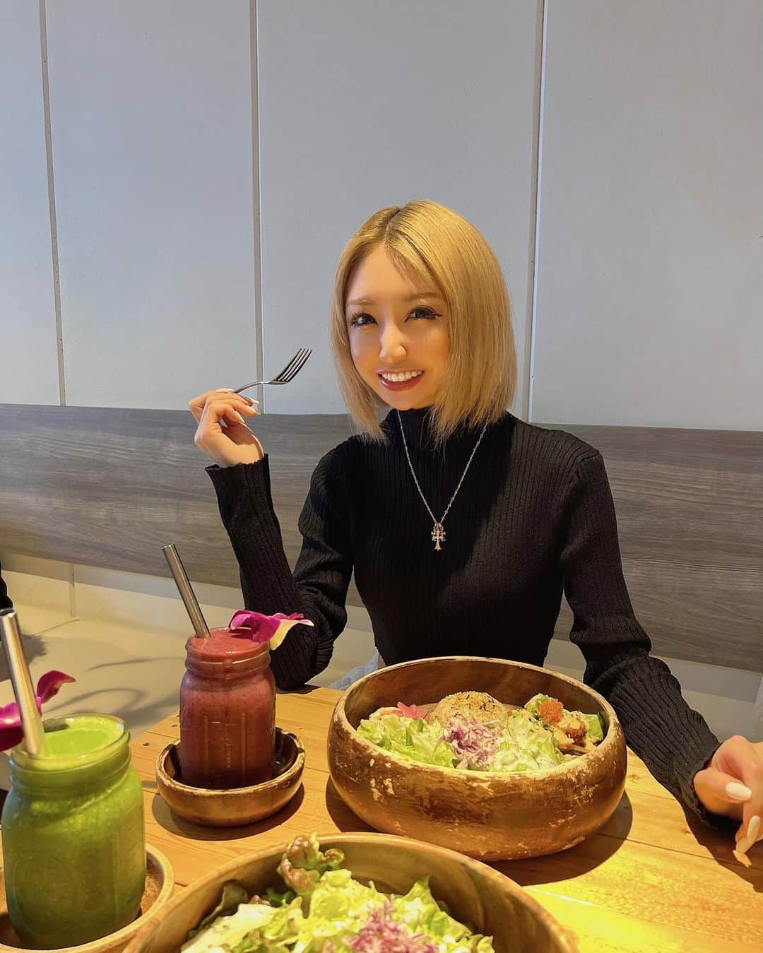 のインスタグラム：「︎︎︎︎︎︎☑︎ 𝐋𝐮𝐧𝐜𝐡 ‪‪❤︎‬  ずっと気になってたハワイアンカフェ☕️🌺  ポキもアサイースムージーもめちゃくちゃ美味しかった🤭💕  #ハワイアンカフェ#ポキ丼 #Hawaii」