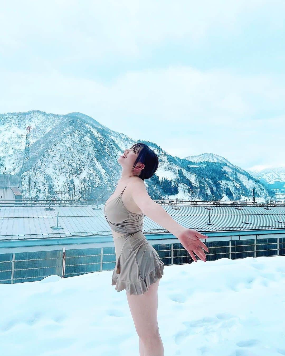 みきでりのインスタグラム：「GALAで雪山テントサウナしてきたよ🧖‍♀️❄️ 控えめに言っても超最高すぎた！！！！！！  アロマウォーターロウリュも癒されたし、 初めて熱波師に扇いでもらったけどやばいね❤️‍🔥 もともと結構高め温度だけど更に激アツになった❤️‍🔥  めっっちゃくちゃ外気浴も気持ち良くて スノボの疲れが全部吹っ飛んだよ☃️💕 近くに水着で入れる屋外ジャグジーもあって、 そこにも入らせてもらった🛁🫧  屋外サウナの後は大浴場でまた温まって、 着替えて帰れるという最高なコース💖 ちなみにタオルとか羽織るやつも 貸し出してくれるから水着だけで行けちゃう👙 総じて最高すぎる！！！笑笑✨✨  ２日前までに予約が必要だからそこだけ注意🌈 ㅤ ㅤ またいきたーーーい💖💖💖 ㅤ ㅤ ㅤ ㅤ ㅤ ㅤ #gala湯沢 #ガーラ湯沢 #雪山 #雪山サウナ #サウナ #テントサウナ #外気浴 #ととのう #サウナ女子 #熱波 #ロウリュ #アウトドアサウナ」