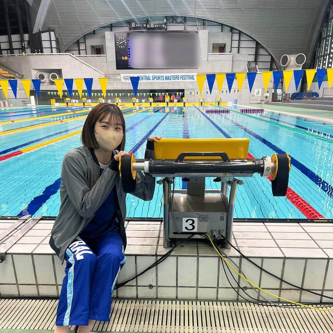 寺村美穂のインスタグラム：「#20230223   第73回セントラルスポーツマスターズフェスティバルにゲストとして参加させていただきました😊  連続出場表彰のプレゼンターもやらせていただいて、 なんと最高連続出場70回😳😳😳すごすぎる、、。おめでとうございます🏆  そして私自身最後の辰巳となりました。最初のオリンピックを決めた3コースで写真🇧🇷(2回目も3コース🇯🇵)  辰巳国際水泳場 たくさんの思い出が詰まったプール。ありがとうございました🏊🏻‍♀️🏊🏻‍♂️  #辰巳国際水泳場  #セントラルスポーツマスターズフェスティバル #セントラルスポーツ #speedo」