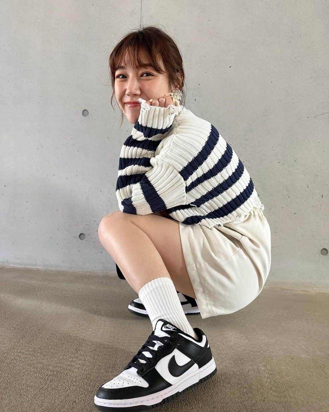 黒田りさのインスタグラム：「👟★☆★  一年の半分以上はスニーカーを履いています🫠🤍  低身長な故、厚底が好きだから敬遠してたんだけど 初めてのダンクに挑戦！ パンダちゃん…かわいい🐼🖤  想像以上に軽くて歩きやすいし お洋服にも合わせやすくてお気に入りです🫶  今年もスニーカーを履いて アクティブに色んなところへ行きたいな🏃💫  #NIKE#dunklowpanda #sneakers  #ナイキスニーカー #スニーカーコーデ#ダンクローパンダ」