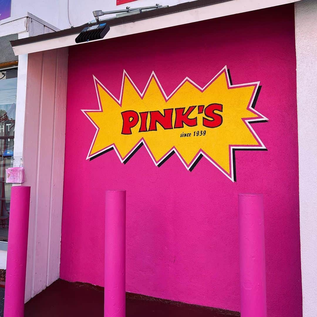 紗蘭さんのインスタグラム写真 - (紗蘭Instagram)「Pink's Hot Dogs🌭❤️‍🔥💕 LAでずっと気になってたホットドッグのお店にやっと行けたの！😍 もうね、一口食べた瞬間、『おいしー！！！！！❤️‍🔥❤️‍🔥❤️‍🔥』しか言えないくらい本当に美味しすぎた🤤✨ ビバリーヒルズから2時間半かけて歩いたの🤣ww 車で行けば15分なのに🤣ww 絶対にまた食べたい👍🏻🌭💕 #pinkshotdogs #losangeles #la #ロサンゼルス #ロサンゼルスグルメ #ロサンゼルス旅行」2月23日 19時35分 - saracchidayo