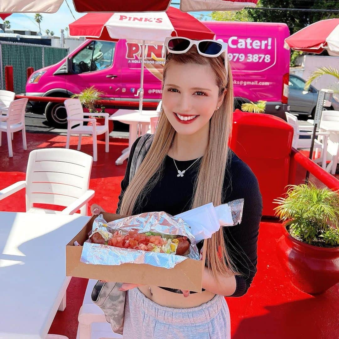 紗蘭のインスタグラム：「Pink's Hot Dogs🌭❤️‍🔥💕 LAでずっと気になってたホットドッグのお店にやっと行けたの！😍 もうね、一口食べた瞬間、『おいしー！！！！！❤️‍🔥❤️‍🔥❤️‍🔥』しか言えないくらい本当に美味しすぎた🤤✨ ビバリーヒルズから2時間半かけて歩いたの🤣ww 車で行けば15分なのに🤣ww 絶対にまた食べたい👍🏻🌭💕 #pinkshotdogs #losangeles #la #ロサンゼルス #ロサンゼルスグルメ #ロサンゼルス旅行」