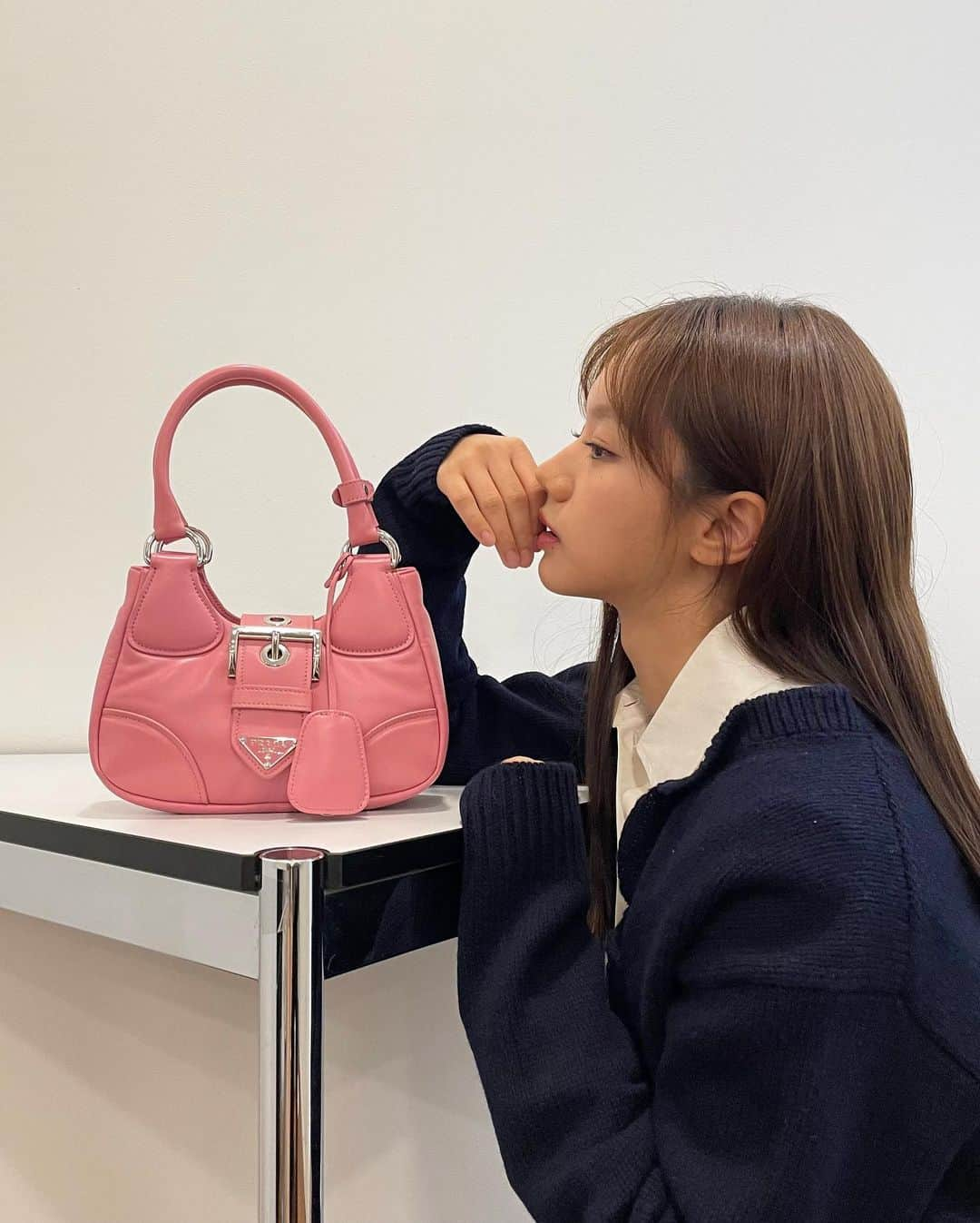 ヘリ のインスタグラム：「@Prada #PradaFW23 and #PradaMoon  미우치아 프라다와 라프 시몬스가 함께하는 프라다 FW23 컬렉션.  2023년 2월 23일 오후 10시 💖」