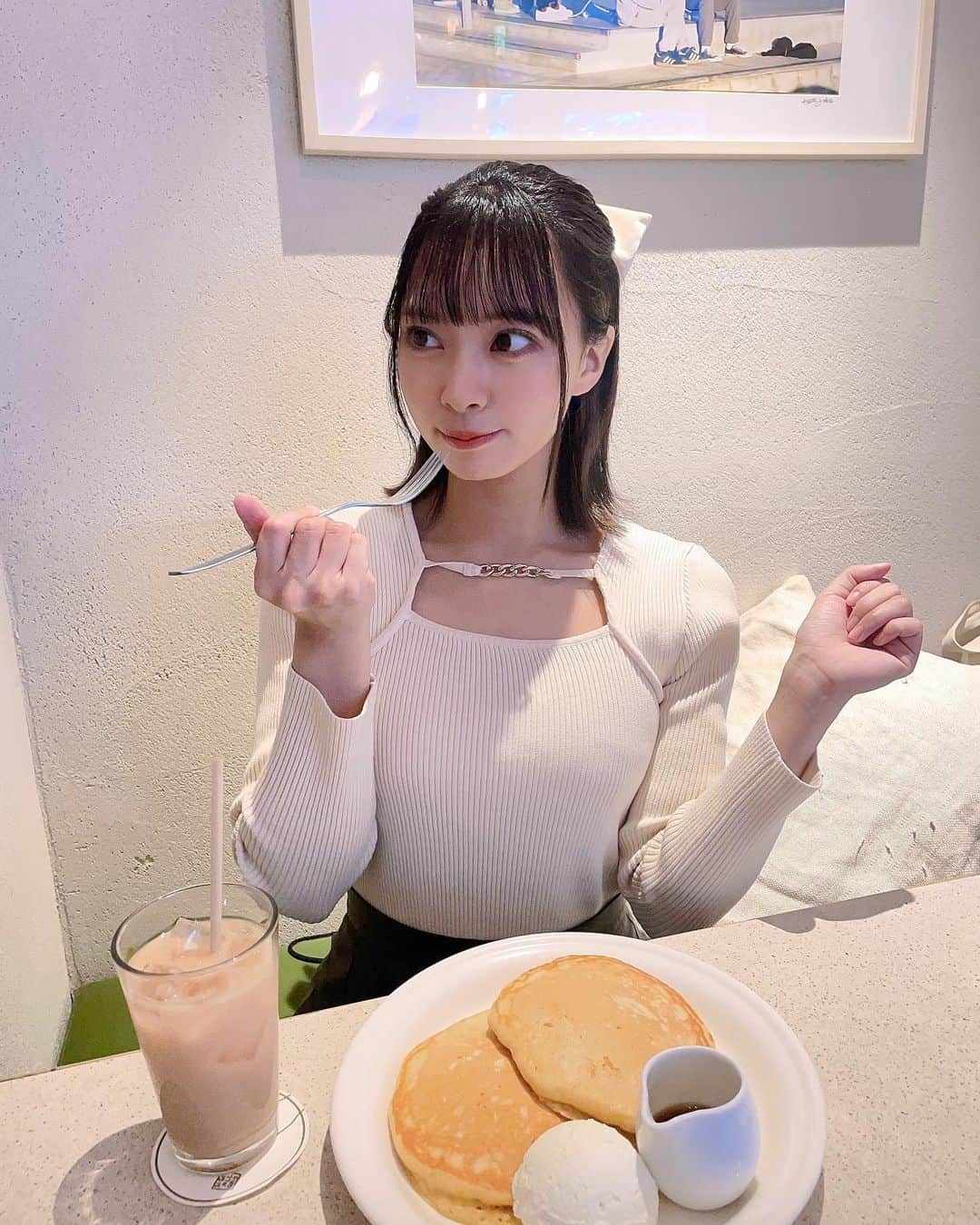 山田寿々のインスタグラム：「. ⁡ ⁡ お姉さんすずも好きですか？𓌉🥞𓇋 ‎ ⁡ 久しぶりにパンケーキ食べたっ 美味しかった〜☺️♡ ⁡ ⁡ #パンケーキ #代官山カフェ #ハーフアップ #ハーフアップアレンジ #ootd #chico #アイドル #外ハネボブ #外ハネ #ボブ」