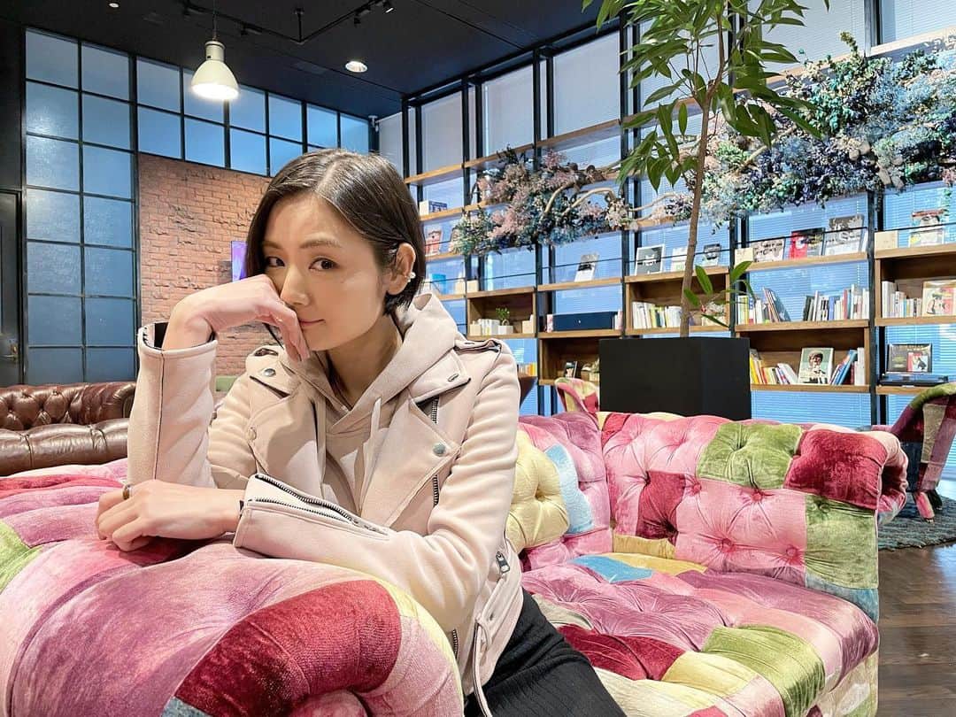 片山萌美のインスタグラム：「🤙✨  リーダーストア オンラインイベント ありがとうございました 初めてだったので どきどきわくわくでした♡  でも楽しかった..！ みなさんにも 楽しんでもらえたでしょうか？🐰🥕  今決まっているイベントは これでお終い🌿  またいつか イベントできますように💐  #リーダーストア　 #オンラインイベント　 #moemikatayama」