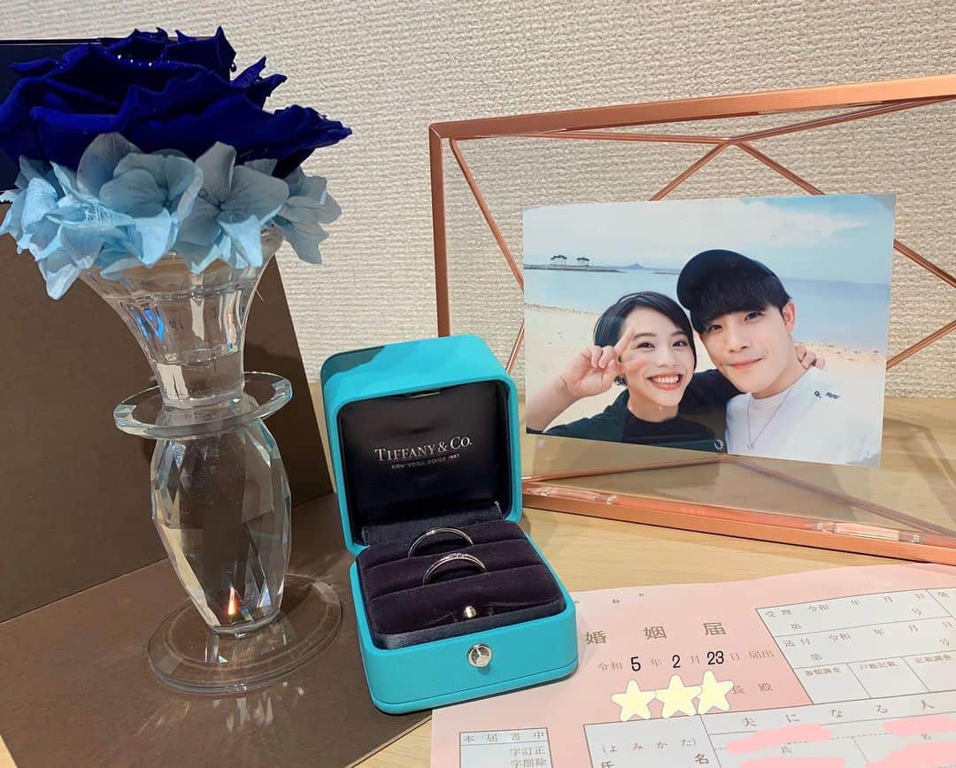 村上茉愛のインスタグラム：「ご報告  この度、お付き合いしていた方と入籍しました💐  最高の結果を残せた時、体操を辞めようかと思った時、何もかもが上手くいかず辛い時でもそばで支えてくれた存在です。自分にはない考えや意志を持っている彼なのでいつも刺激をもらってます。  私が思い描いているセカンドキャリアを築くためにたくさんのスポーツや仕事に触れてきましたが、まだまだ未熟な人間だなと痛感してます、、、 でも彼は、今はこれやってみなよ！こうしてみたら？と背中を強く押してくれるので心強く、私も負けずに頑張ろうと思えます😍  これからも変わらず体操がより発展し強くなる為にできる事全て尽くしていきたいと思います。  まだまだ未熟な夫婦ですが、 暖かく見守って頂けると嬉しいです🫶  これからもよろしくお願い致します！！  2.23  村上茉愛」