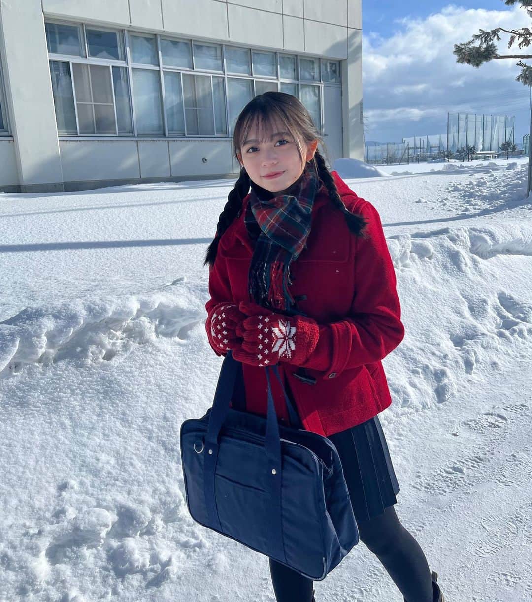 蓬莱舞さんのインスタグラム写真 - (蓬莱舞Instagram)「#オフショット   三つ編み大丈夫かなぁって朝ヘアメイクの時に大爆笑してました。ちゃんと似合ってますか？？  #ヤングジャンプ  #表紙  #巻頭  #グラビア  #制コレ22  #グランプリ  #高校生  #集英社  #雪  #北海道  #セーラー服  #制服  #赤  #三つ編み」2月23日 20時00分 - horai_libera_official