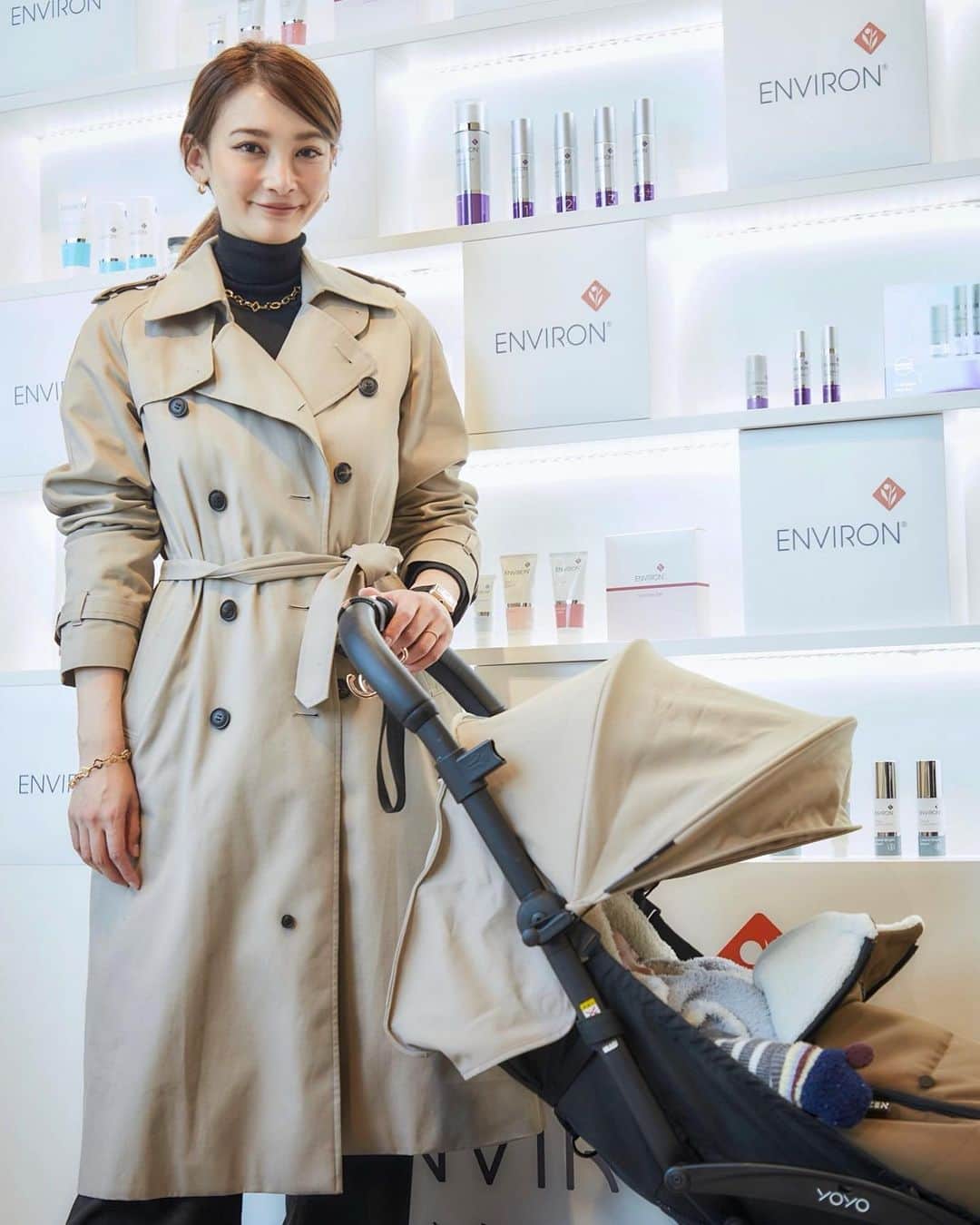 里海のインスタグラム：「ビタミンAスキンケアの先駆け的存在 @environ_jp が、 原宿にある　@at_cosme で、 2月28日までPOP UP開催中😌  カウンセリングはもちろん、 全製品のタッチアップができるチャンス お得な限定セットが発売されるほか、色々サンプルがもらえる特典も！ ぜひ遊びに行ってみてください⭐️  使うのが楽しみです🥰  #エンビロンポップアップ2023 #エンビロン」