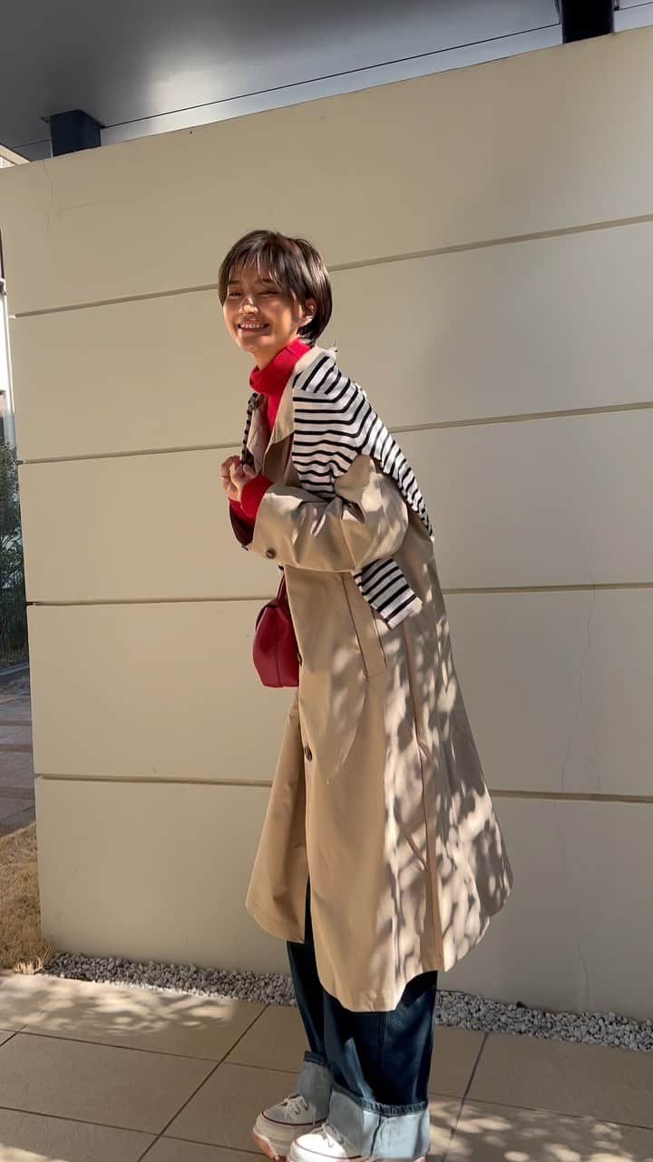 のインスタグラム：「AZULBYMOUSSY ＠azulbymoussy_officialのスプリングスタンドカラートレンチコート🧥 襟元がボタンをかけるとハイネックになり、モードな雰囲気がお気に入りの一着。 ZOZOTOWNでクーポンも発行されているので、気になる方はぜひ🎟 #スプリングスタンドカラートレンチコート #AZULBYMOUSSY #アズールバイマウジー #ジャガードノーカラーカーデ #トレンチコート #スタンドカラー #大人カジュアル #大人カジュアルコーデ #フレンチガーリー #大人ショートヘア  #ショートヘア #ハンサムショート女子 #30代ヘアスタイル #40代ヘアスタイル #ボーダートップス #フレンチスタイル #converseallstar #コンバースコーデ #デニムコーデ #スニーカー女子」