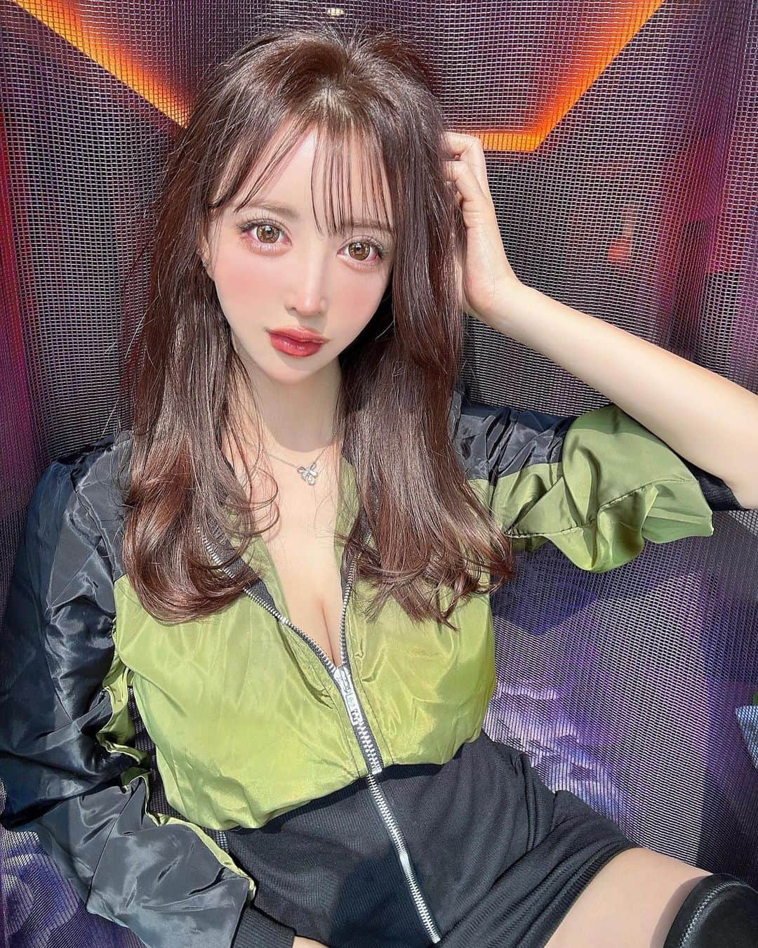 蘭子のインスタグラム：「2ヶ月ぶりに美容院行ってきた💇‍♀️ . 【 @rrsalon_ 】に最近導入されたシリカ頭浸浴が良すぎて💓🫧 . シリカ✖︎炭酸水のぬくーい温度のお湯が頭皮をちょろちょろ〜って流れてくからすごくリラックスできる！ マッサージもしてくれるから最高❤️ 更にはカラーで傷んだ残留アルカリも除去してくれるんだって💮 . 既に最強なのにどんどん進化していくからさすがです！ . 【 @rrs_jun 】←友達にも紹介しまくって皆ハマってるじゅんさん💇‍♀️ おすすめ〜〜💎💎💎 . . . #外苑前#表参道#ヘアサロン #美容院 #ヘアモデル#サロモ#サロモ撮影#写真好きな人と繋がりたい#写真で伝えたい私の世界#写真部#写真が好きな人と繋がりたい#カメラ女子#カメラ好きな人と繋がりたい#自撮り部#カメラのある生活#カメラ好き#カメラ部 #ミネコラ#水素トリートメント  #ヘアカラー #髪質改善トリートメント#韓国旅行#韓国ヘア#shein購入品#sheinコーデ#sheingals」