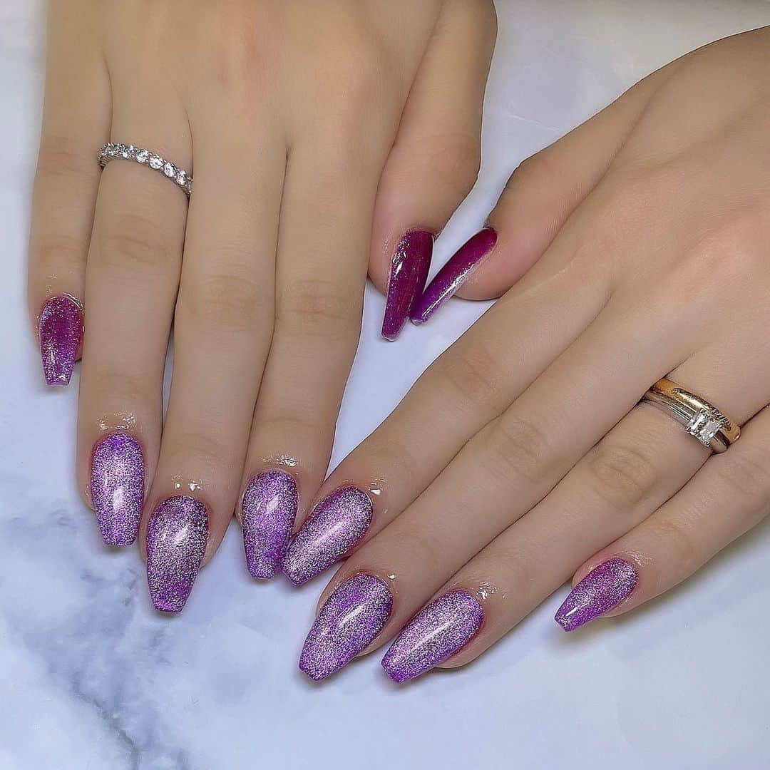 のインスタグラム：「. 💅🏻今月のネイル🫧  初の　#マグネットネイル 🧲⭐️❤️ 奥行きがあるこのラメ感🫢💓普通のシャイニーとは違う、なんとも大人っぽい煌びやかなネイル🥰💫  ハンドもフットもお揃い❤️  ——salon——  アンククロス　 @ankhcross__official  アンククロスネイル　@ankhcross_nail   💓担当💓  ハンド💅🏻豊田さん　@ankhnail_ha  フット🦶🏻田中さん　@ankhnail_kyr   #キラキラネイル　#ラメネイル #ネイル　#ネイルデザイン #ジェルネイル #トレンドネイル #ネイルアート #美容好きな人と繋がりたい #美容マニア #バイオレットカラー #パープルネイル #大人ネイル　#naildesign #nailart #naillove #nailsofinstagram #glitternails #magnetnails #purplenails #violetnails #shinynails #cartier #tiffany #tiffanyandco #tiffanyengagement #engagementring #marriagering #swarovski #婚約指輪」