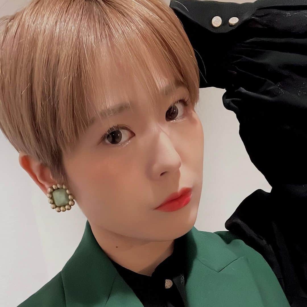 小日向えりのインスタグラム：「子供の頃以来に髪の毛を短くしたよ！  ヘアカラー(と顔も)は2枚目の写真が近いです。  #グレージュカラー  #ベリーショート #sunvvalley #サンバレー表参道」
