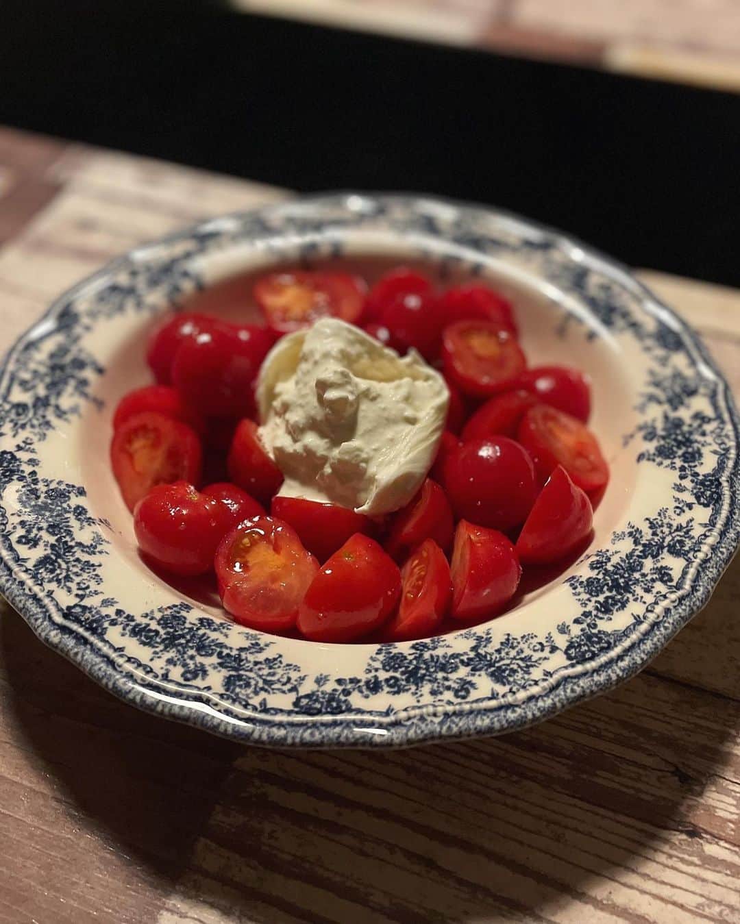 佐倉真衣さんのインスタグラム写真 - (佐倉真衣Instagram)「美しすぎる#プチぷよ トマトでカプレーゼ。  私はいつも @tomato_sagamihara でお取り寄せしているんだけど、本当につやっつやでぷりっぷりであまーくて、 フルーツ感覚でぱくぱく食べられちゃう。 小腹が空いたらとりあえずつまんでいます🍅  今のところ私の周りのトマト嫌いな子ども3人中3人がプチぷよのおかげでトマトが食べられるようになったよ✨ 一度食べたら本当に感動すると思う。  気になった方は @tomato_sagamihara にDMしてお取り寄せしてみてね❤️  ちなみにラブリー藍っていう品種も美味しいよ♡ #プチぷよ #プチぷよトマト #ミニトマト #お取り寄せ」2月23日 20時11分 - maitanaka20
