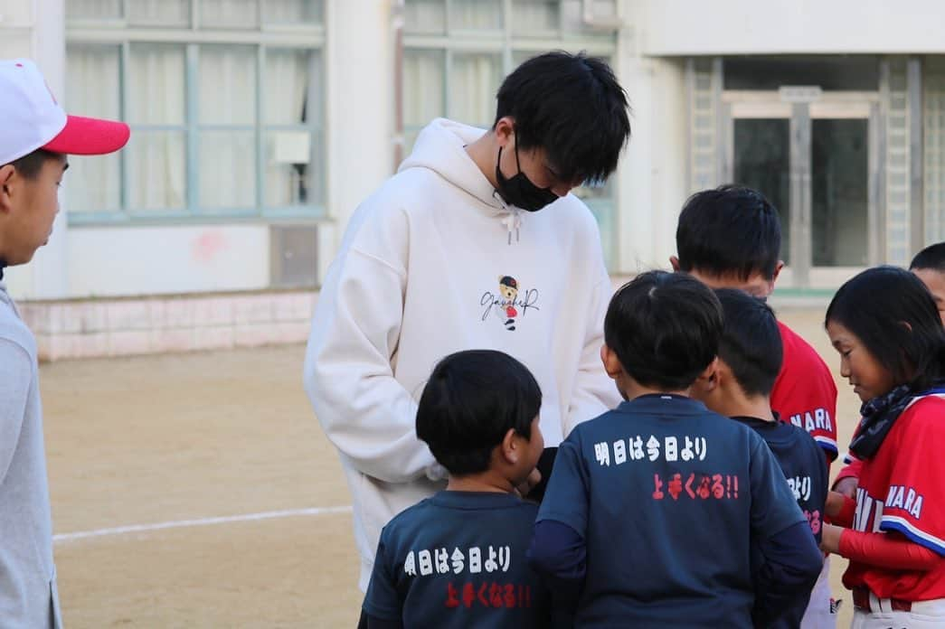 横山雄哉さんのインスタグラム写真 - (横山雄哉Instagram)「. 今日はSIR baseball schoolで畝傍南スカイホークスさんと新沢クラブさんの野球教室🔥  子供たちのキラキラした目の輝き、最高でした。  僕自身も楽しく指導出来ました！  ずっと応援してます🔥 @u.skyhawks  @niizawaclubofficial   #野球　#野球教室 #baseball #奈良 #少年野球　#阪神タイガース #gaucher #sir」2月23日 20時18分 - yuya_yokoyaaaman