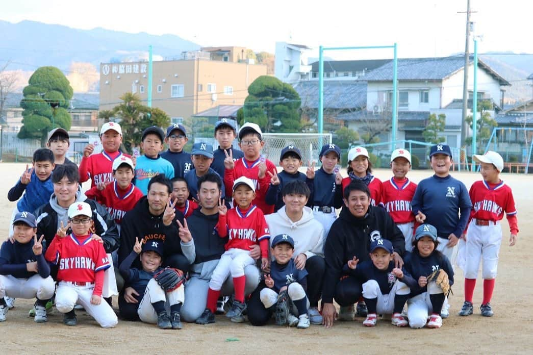 横山雄哉のインスタグラム：「. 今日はSIR baseball schoolで畝傍南スカイホークスさんと新沢クラブさんの野球教室🔥  子供たちのキラキラした目の輝き、最高でした。  僕自身も楽しく指導出来ました！  ずっと応援してます🔥 @u.skyhawks  @niizawaclubofficial   #野球　#野球教室 #baseball #奈良 #少年野球　#阪神タイガース #gaucher #sir」