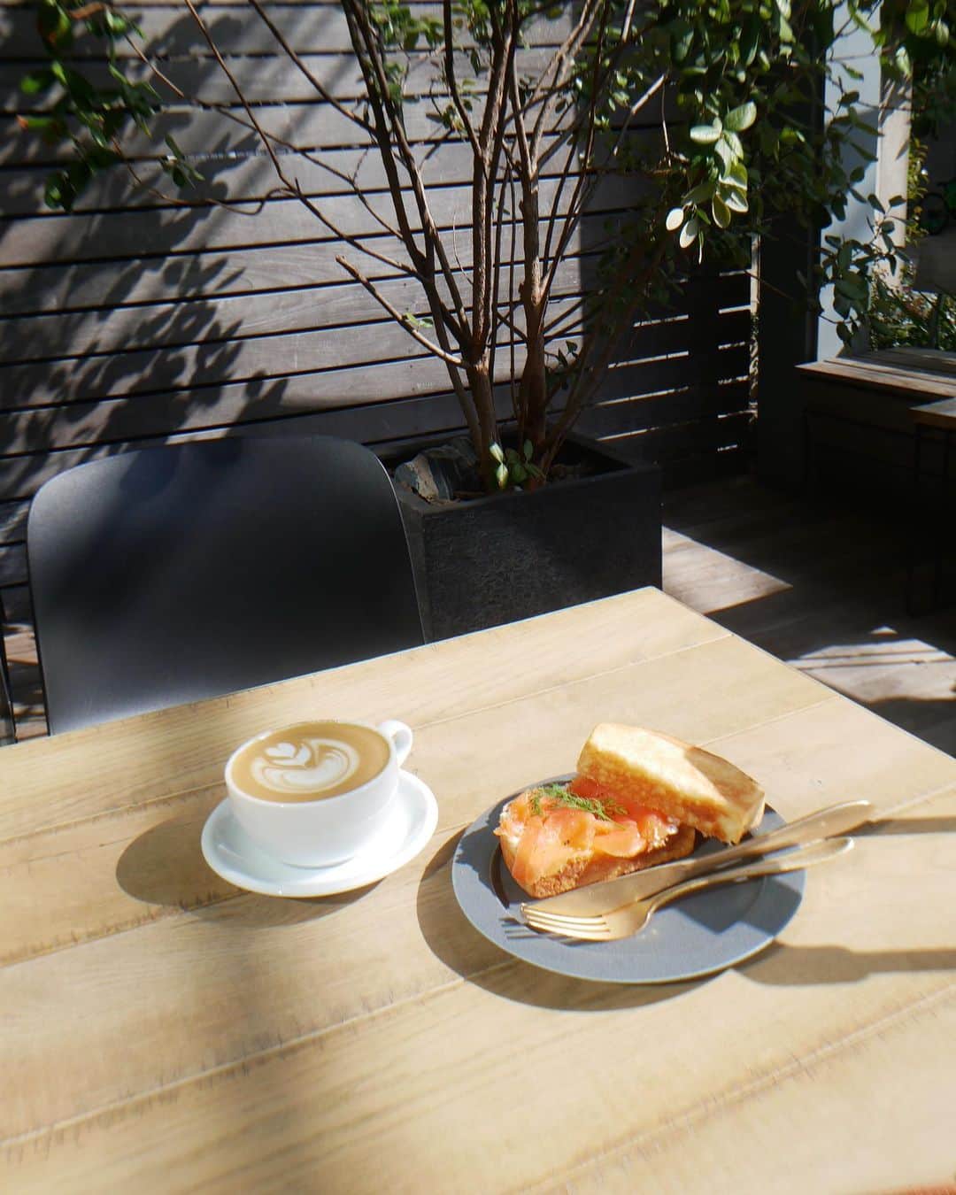 しゃらさんのインスタグラム写真 - (しゃらInstagram)「テラス席がいちばん  #zentacoffee #代官山カフェ#渋谷カフェ  #スモークサーモンサンド」2月23日 20時20分 - shara_kyana