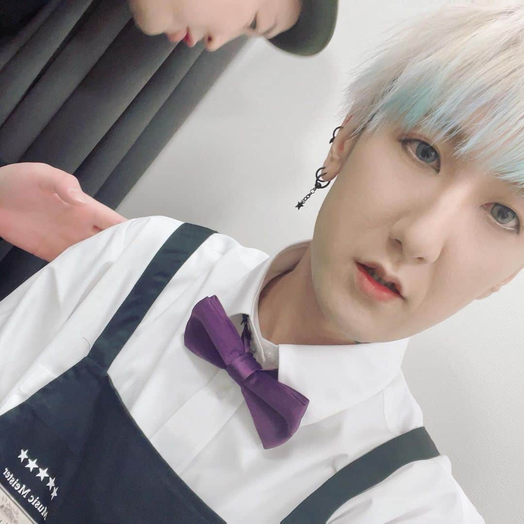 のインスタグラム：「vistlip cafe的なイベントでした！来てくれたみんなありがとう！ほしたくが「これどうやって結んでるの？」って入ってきた。  イベントでも言ったけど、久し振りにはしゃいで声出したから声枯れました。楽しかった証拠だね！次は3月17日にライブ。久々のライブ楽しみだな！  巷でデート代は誰が出すだのなんだの話題になってますが、今日みんなと会う為に髪を染めたり切ったりしてきました。パンツは新しいの買ってませんすいません。衣装は買いました。  基本出します  今回も原宿Spicaさん(@spica_nakada_ )で全部やってもらいました！白がどんどん白くなってく！可愛い色でしょ？  また来月楽しみにしてるよ！」
