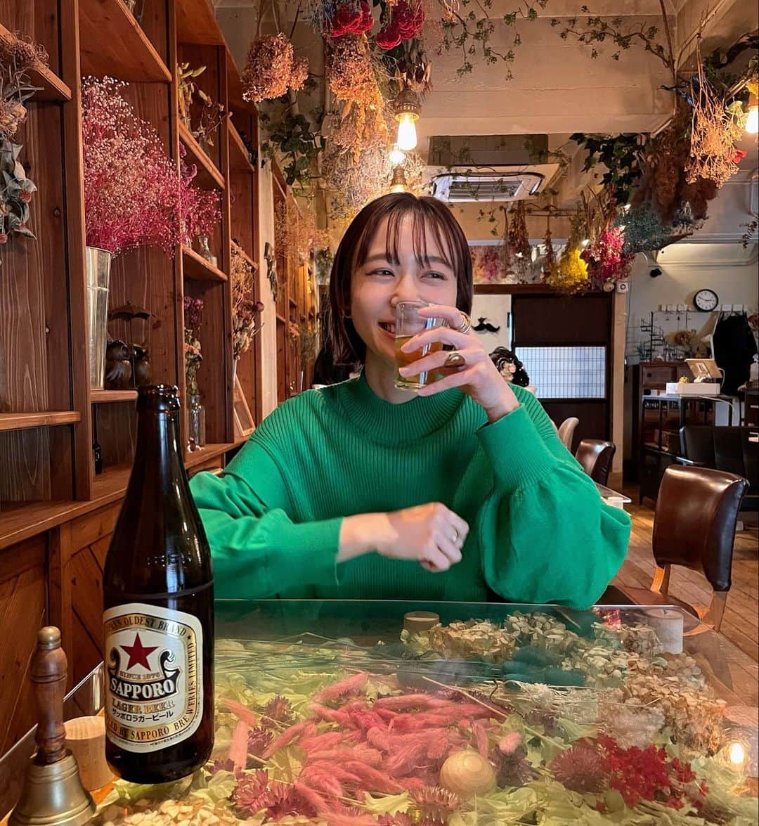 のインスタグラム：「お花いっぱいの可愛い場所でビール。笑 . . 相変わらず甘いものは苦手で渋いものが好きです🤷🏼‍♀️🍻 . . . . . . .  #旅のお供 #ビール女子 #ビール女子と繋がりたい #ビール好き #京都カフェ #カフェ巡り #緑コーデ #ショートヘア #ショートカット #被写体 #サッポロビール #京都旅 #京都グルメ #kyotocafe #kyotojapan #cafetime #cafestagram #japantravel #smilesmilesmile #ootdshare #green #beerlover #beerstagram」