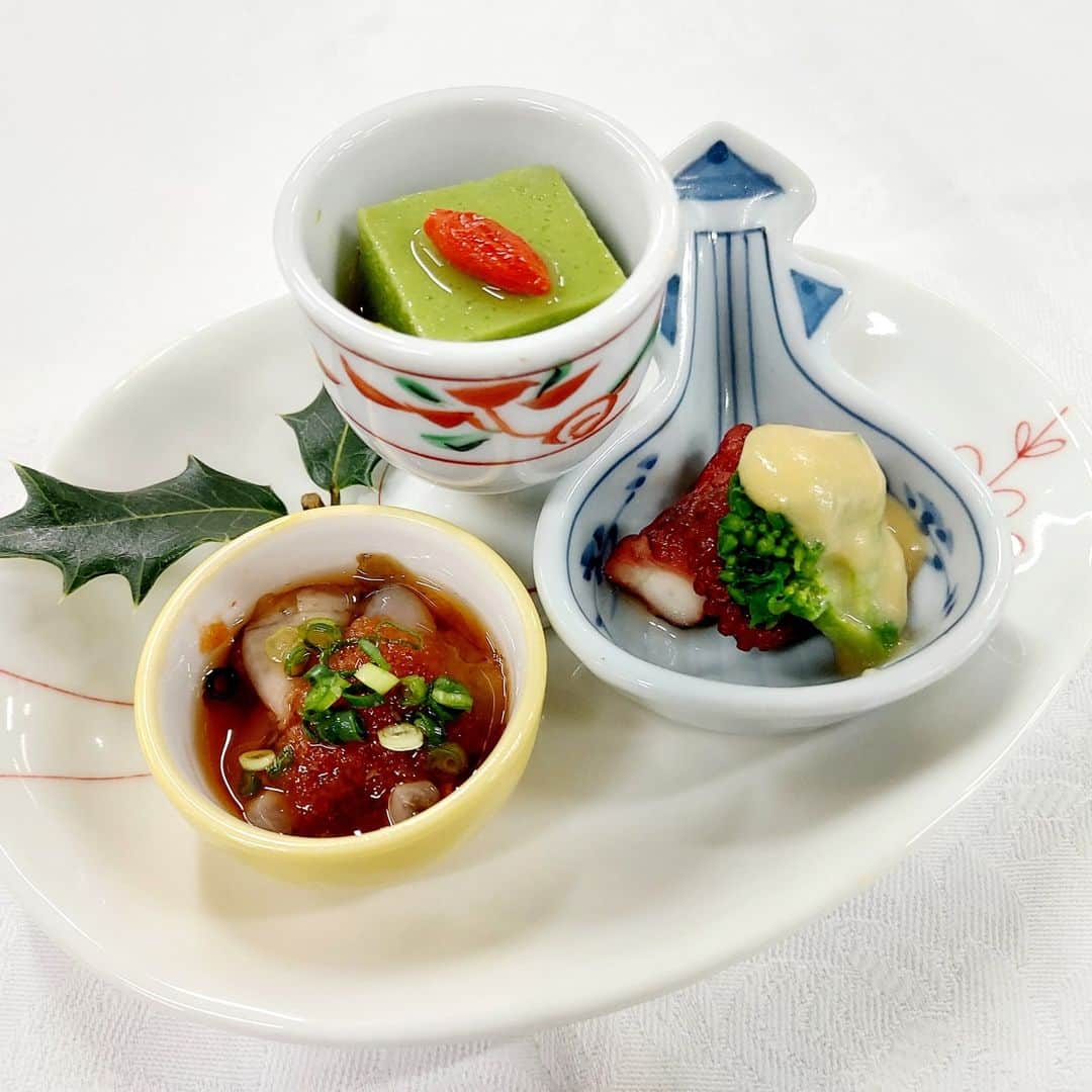 ホテル多度温泉さんのインスタグラム写真 - (ホテル多度温泉Instagram)「2月の会席コース＜先付け＞  ・小蛸と菜の花酢味噌掛け ・鶯羹 ・茶ぶり海鼠  「茶ぶり海鼠（なまこ）」は石川県の郷土料理。番茶にサッと通すことで、臭みを取ることができ、身も柔らかくなって食べやすくなるんですよ。  #ホテル多度温泉 #天然温泉 #露天風呂付き客室 #会席料理 #会席コース #ナイトレーザーショー #ゴルフリゾート #ゴルフ場 #シミュレーションゴルフ #シュミレーションゴルフ #刀剣ワールド #ミシュランガイド掲載店 #東建多度カントリー #東建多度カントリークラブ #三重県桑名市 #地酒 #地ビール #おすすめゴルフ場」2月23日 20時41分 - hotel.tadoonsen_official