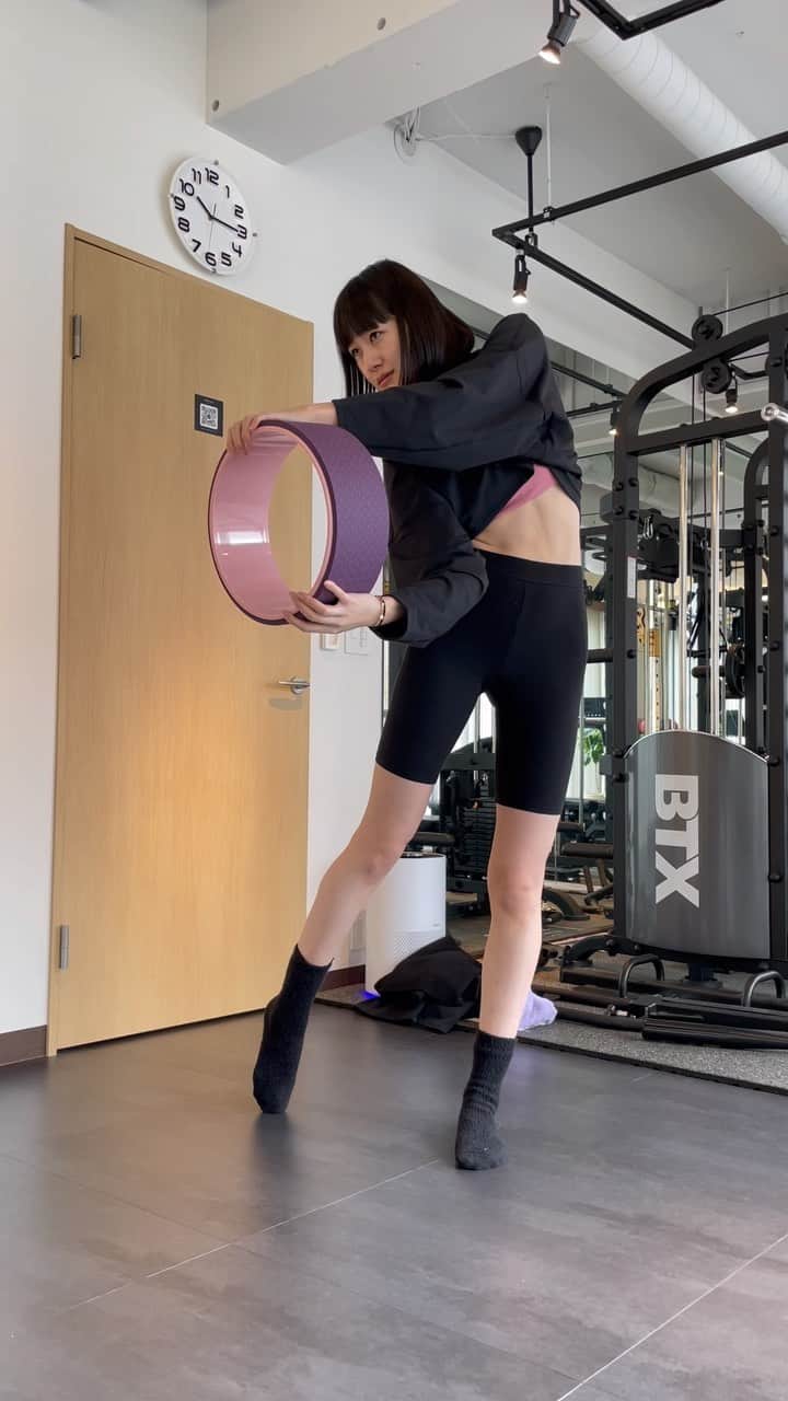 新井貴子のインスタグラム：「体幹強化の日。 最近は身体の可動域を広げるためにねじっております🦴 まだまだ積み重ねが必要だけどこれからの変化が楽しみ🐲」