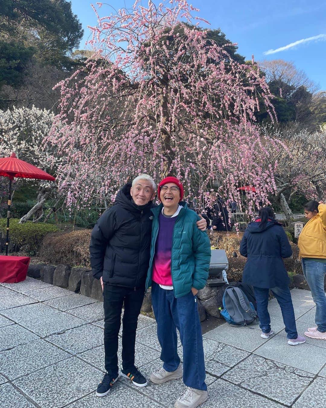 Boseのインスタグラム：「近所のギャラリーにKAZZROCKさんの個展を観に行ったら本人がいたので、一緒に散歩して長谷寺に行った。天気も良くて色んな話も聞けて最高でした。実物スゴいので是非その眼で。 #kazzrock #mdpgallery」
