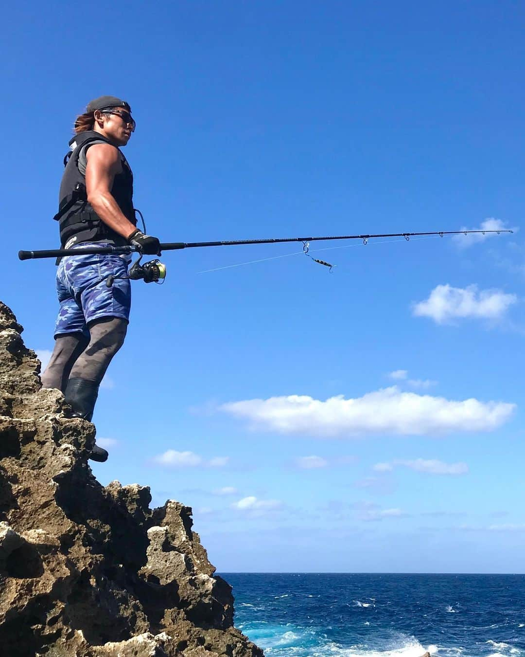 安藝正俊さんのインスタグラム写真 - (安藝正俊Instagram)「海人 そろそろ始動🎣  今年もバケモノと戦闘開始🐟  《rod》 @shimanofishing_jp  COLTSNIPER XR 100XH-3  《reel》 @daiwa_japan  BG5000H  《着用サングラス》 @zeque_by_zeal  STELTH : MAD BROWN / TRUE VIEW  #沖縄#沖縄移住#沖縄好き#沖縄好きな人と繋がりたい#釣り#釣り好き#釣り好きな人と繋がりたい#偏光サングラス#グラスコード#okinawa#okinawalife#polarized#polarizedsunglasses」2月23日 20時49分 - akimasa_okinawa