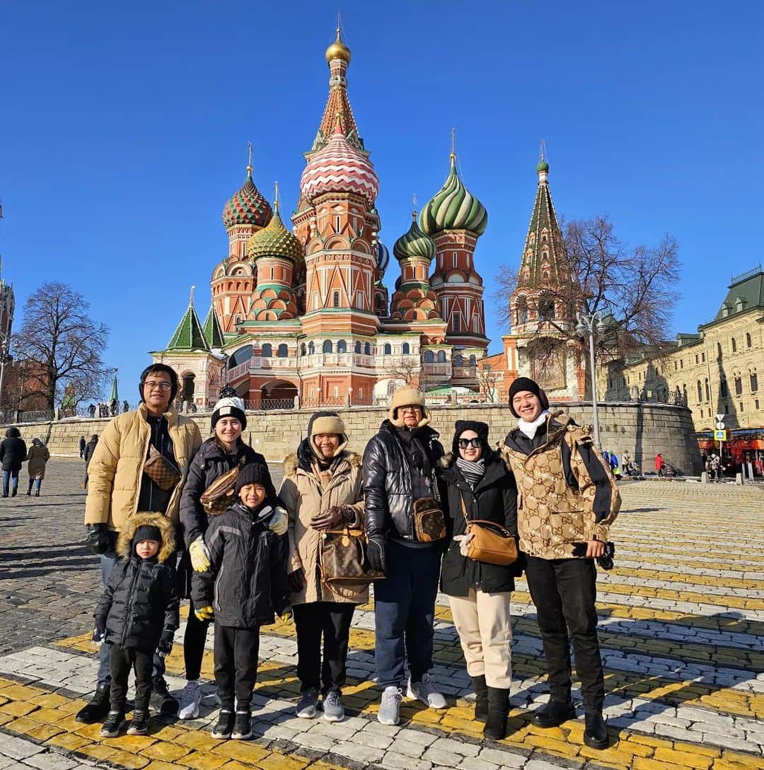 アイス・サランユーのインスタグラム：「Dream destination❤ ทริปในฝันสำเร็จไปอีก1ทริป #winaipanit in #russia  จะมากันตั้งแต่ก่อน อ้ายโค..จะมา แล้วต้องล้มเลิกไป  สมาชิกคนที่ 8  อายุได้3ขวบกว่าพอดี ได้เวลาอันสมควร  Happy Family Trip Beautiful Shot By #Galaxys23 Arrange Trip By #mushroomtravel #ครูสมยศ  #ครูกรรณ์ทิมา」