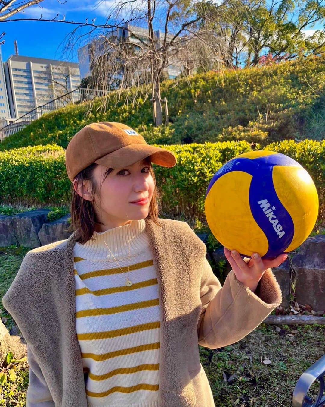 スミス春子さんのインスタグラム写真 - (スミス春子Instagram)「.  学生の頃、少しだけバレーボールをやってました🏐  外で遊んだのでボールが汚れました😂  やっぱり運動は楽しいですねぇ🥹✨  #バレーボール」2月23日 20時58分 - harukosmith