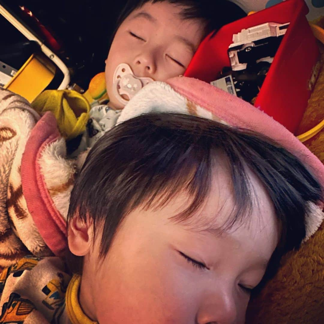 MAX鈴木さんのインスタグラム写真 - (MAX鈴木Instagram)「こんな可愛い顔して。 子供の寝顔って無限の力が湧いてくるような。だけど、とても穏やかな気持ちにもなれる様な。 そんな二面性みたいな。可能性みたいな。秘めてる気がする。 夜遅くに帰って来た時でも、寝顔は毎日見たい。  #寝顔」2月23日 21時02分 - max_suzuki