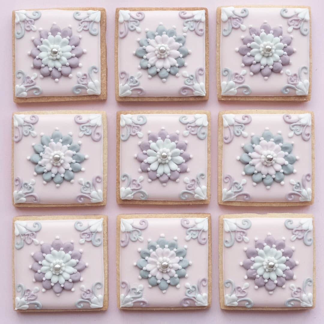 KUNIKAのインスタグラム：「Ash Pink x Gray colour mini tile cookies 🌫️🌫️🌫️  久々にミニサイズタイルクッキーを作りました。 グレーをお洒落に使えるデザイン、考えよう...🤔  #artofkunika」