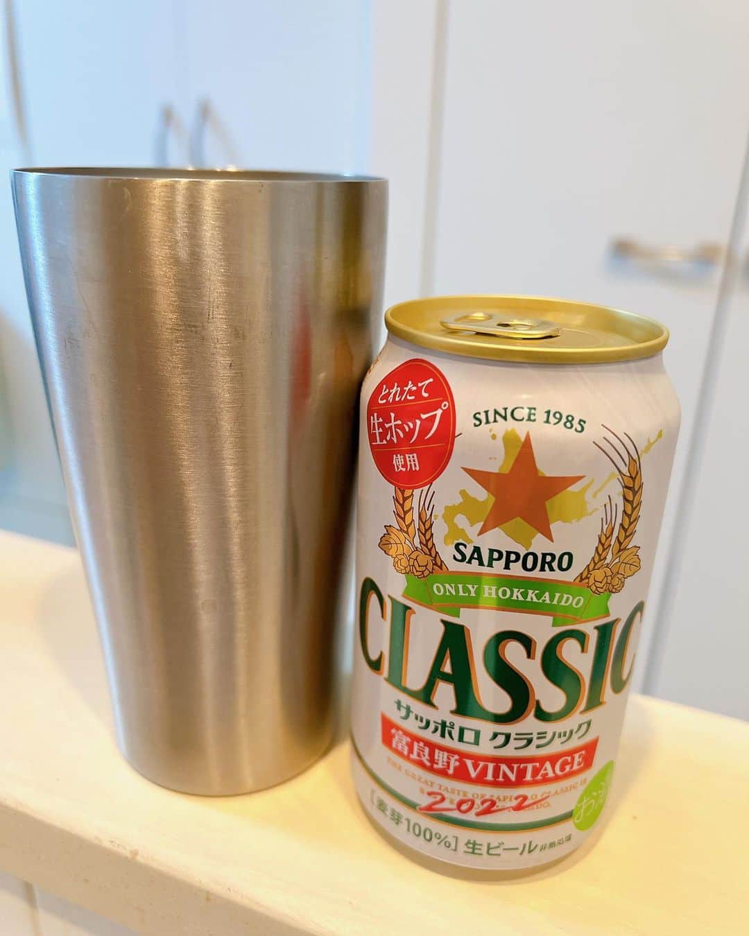 のインスタグラム：「以前お仕事でお世話になった方から毎年送って頂いているビール🍺 いつも美味しく頂いております！ 感謝感激です😍 ・ 大切に飲もうと思っていたら、年をまたぎました😆💦 ・ お風呂後の🍺は身体にしみるねぇ😍❤️ ・ #北海道ビール #おつかれちゃん #🍺  #クラシック」