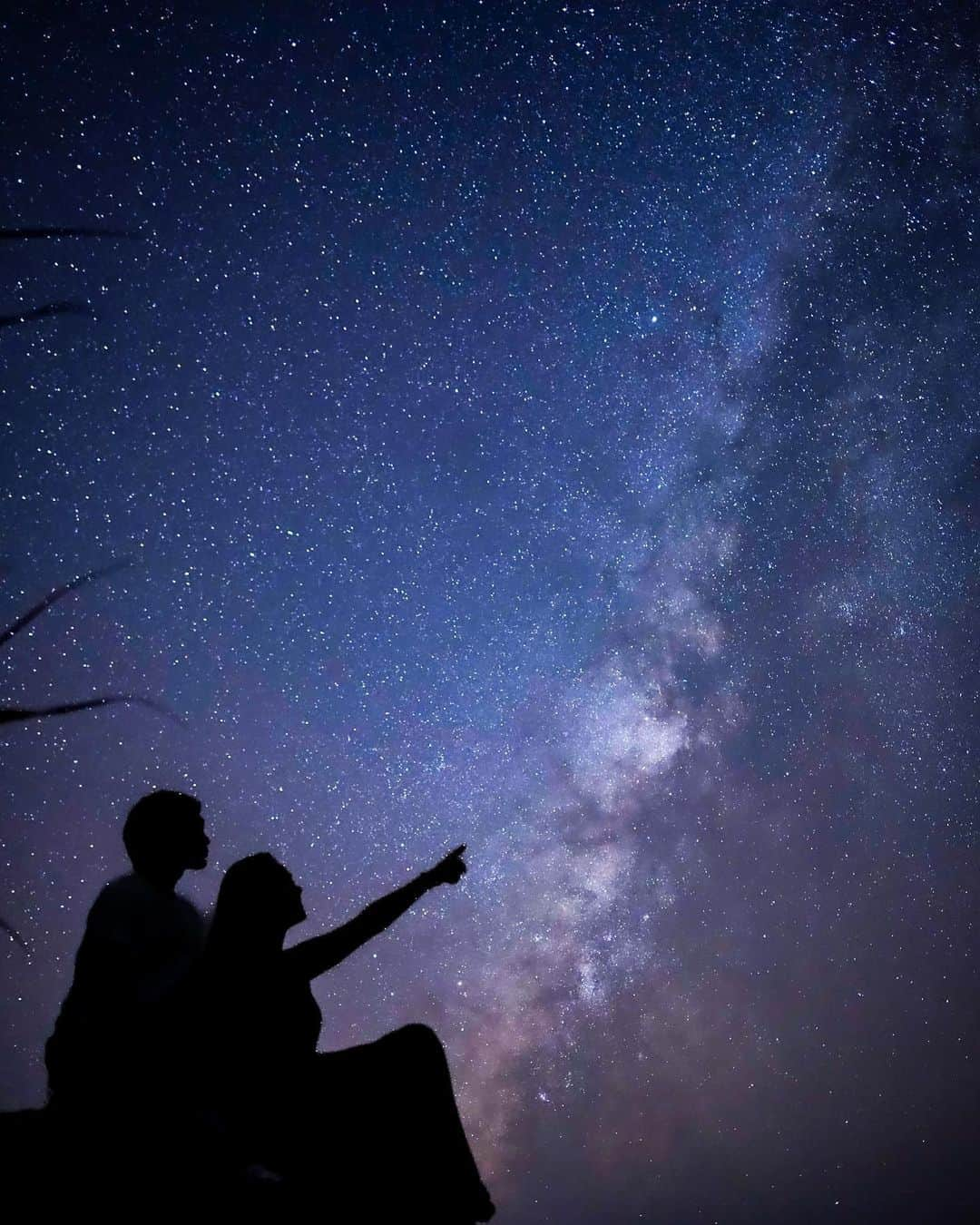 梅園アマンダさんのインスタグラム写真 - (梅園アマンダInstagram)「Milky way🌌✨✨💫✨  雲が出てきちゃって撮影できないかも… と当日言われてしまい絶望したものの、 全力で願ってたらすんごい晴れた😳🌟  満天の星空の下で写真を撮るのは、 バケットリストのひとつでした！ この写真を見るたび、 叶えたい事はちゃんと叶えようと思える💪🔥  それにしても・・・ 世界中どこへ行っても星をみると 落ち着くのはなんでだろね〜💭🧬  #miyakoisland #japan #milkyway #starrysky #earthoutdoors #nightsky #宮古島 #宮古島旅行 #宮古島星空 #星空 #星空フォト」2月23日 21時07分 - __amanda8__