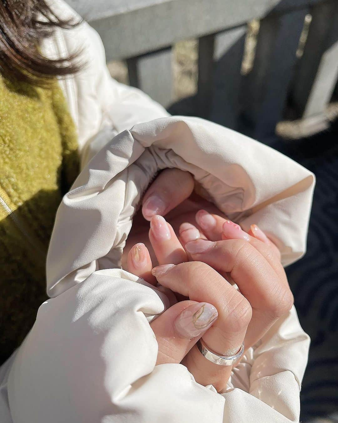 塚本颯来のインスタグラム：「🌸  今月のネイルはベビーピンク👶🏻🌸🤍 ホワイトとピンクって間違いなくかわいい〜〜！！！🫶🏻🫶🏻  今回のカラーはわたしの中で一番好きなカラーかも……💭🤍 緑のお洋服と合わせたら桜餅みたいになってかわよいでした🌸🌿  3枚目は少し前の写真ですが 同じお洋服なので、投稿しちゃう🌾💭  .  最近日付の感覚がなくなってきて、今日は家族がみんないるから土曜日だとおもってた……なんと祝日だ！🎉  2月早いよ〜〜！！あっという間に23日だよ〜〜 置いてかれないようにせかせかしないと🏃🏼‍♀️  ではまた来週に投稿しますね✏💭️🤍 今日も読んでくれてありがとう〜〜！！！！！🌿  #nails #nailart #naildesign #whitenails #pinknails #springnails #winternails #ネイル #ネイルデザイン #ピンクネイル #ホワイトネイル #春ネイル #冬ネイル #淡色ネイル」