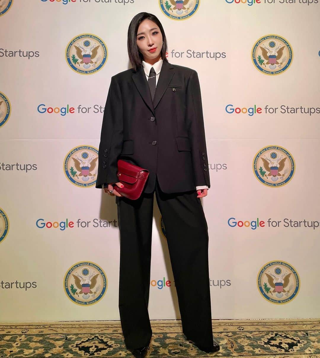 コン・ミンジさんのインスタグラム写真 - (コン・ミンジInstagram)「Google for startups x US embassy 초청으로 방문하게 된 대사관저 :)  한국 전통의 멋을 가득 품은 대사관저의 기품은, 한국을 리드하는 여성 리더들의 모습과 많이 닮아 있었다.   “정” 이라는 고유한 한국의 공기가 서려 있는  이 공간에 “열정” ”격려“ ”공감“ 이라는 키워드들이 이곳 저곳, 대화의 힘을 빌려 걸어다닌다.   슬며시 창문을 밀고 들어온 봄 기운처럼, 세상에 새싹을 틔우는 여성 리더들의 꽃길을 응원한다🌼🌸」2月23日 21時12分 - _minzy_mz