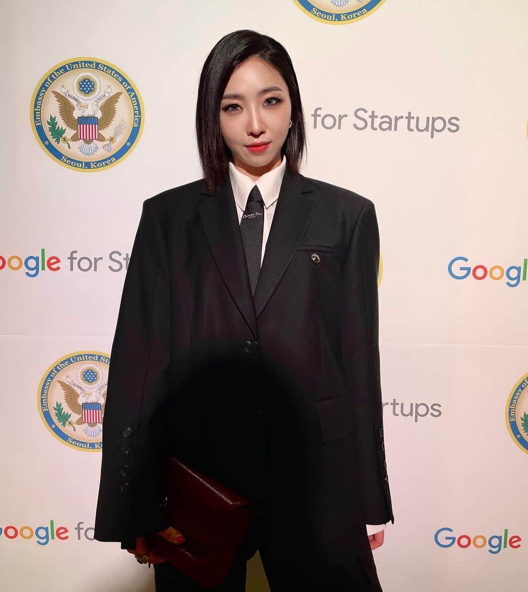 コン・ミンジさんのインスタグラム写真 - (コン・ミンジInstagram)「Google for startups x US embassy 초청으로 방문하게 된 대사관저 :)  한국 전통의 멋을 가득 품은 대사관저의 기품은, 한국을 리드하는 여성 리더들의 모습과 많이 닮아 있었다.   “정” 이라는 고유한 한국의 공기가 서려 있는  이 공간에 “열정” ”격려“ ”공감“ 이라는 키워드들이 이곳 저곳, 대화의 힘을 빌려 걸어다닌다.   슬며시 창문을 밀고 들어온 봄 기운처럼, 세상에 새싹을 틔우는 여성 리더들의 꽃길을 응원한다🌼🌸」2月23日 21時12分 - _minzy_mz