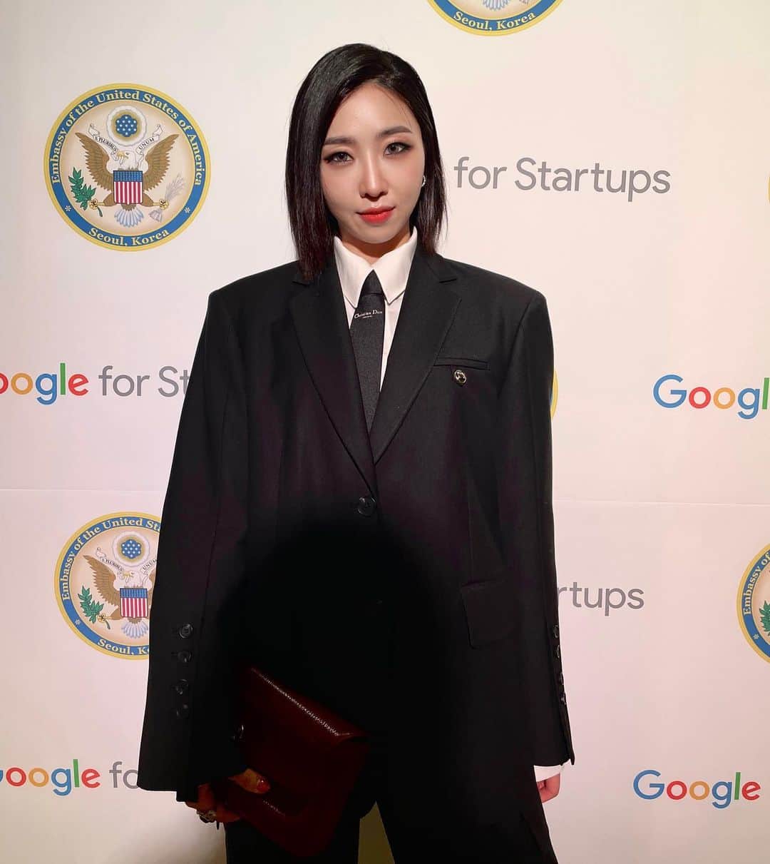 コン・ミンジのインスタグラム：「Google for startups x US embassy 초청으로 방문하게 된 대사관저 :)  한국 전통의 멋을 가득 품은 대사관저의 기품은, 한국을 리드하는 여성 리더들의 모습과 많이 닮아 있었다.   “정” 이라는 고유한 한국의 공기가 서려 있는  이 공간에 “열정” ”격려“ ”공감“ 이라는 키워드들이 이곳 저곳, 대화의 힘을 빌려 걸어다닌다.   슬며시 창문을 밀고 들어온 봄 기운처럼, 세상에 새싹을 틔우는 여성 리더들의 꽃길을 응원한다🌼🌸」