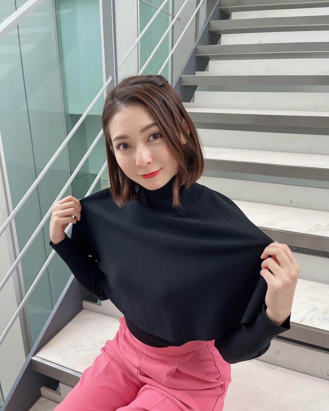 住田紗里のインスタグラム：「今朝は黒のトップスに、明るいピンクのパンツでした！  トップス Liesse（@liesse_official）  パンツ clear（@clear.official）  #グッドモーニング#衣装#liesse#clear#パンツ#ピンク#テレビ朝日#テレ朝#テレビ朝日アナウンサー#アナウンサー#住田紗里」