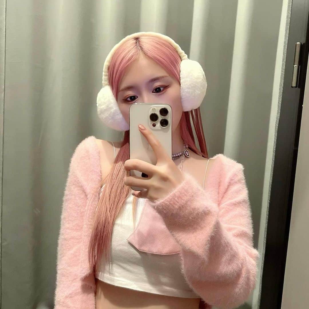 海羽凜のインスタグラム：「_  NewJeansちゃん達のイヤマフ真似っこ🎧🤍  服との季節感バグです🥲ㅋ そしてママのバレンタインケーキぱくり🎂🌷  #셀카  #얼스타그램 #교복　#코스프레  #粉红色 #可爱  #韓国 #韓国語勉強 #韓国ファッション  #網紅 #ガールクラッシュ #ﾘﾝﾎﾟﾄ #y2k #newjeans #pink」